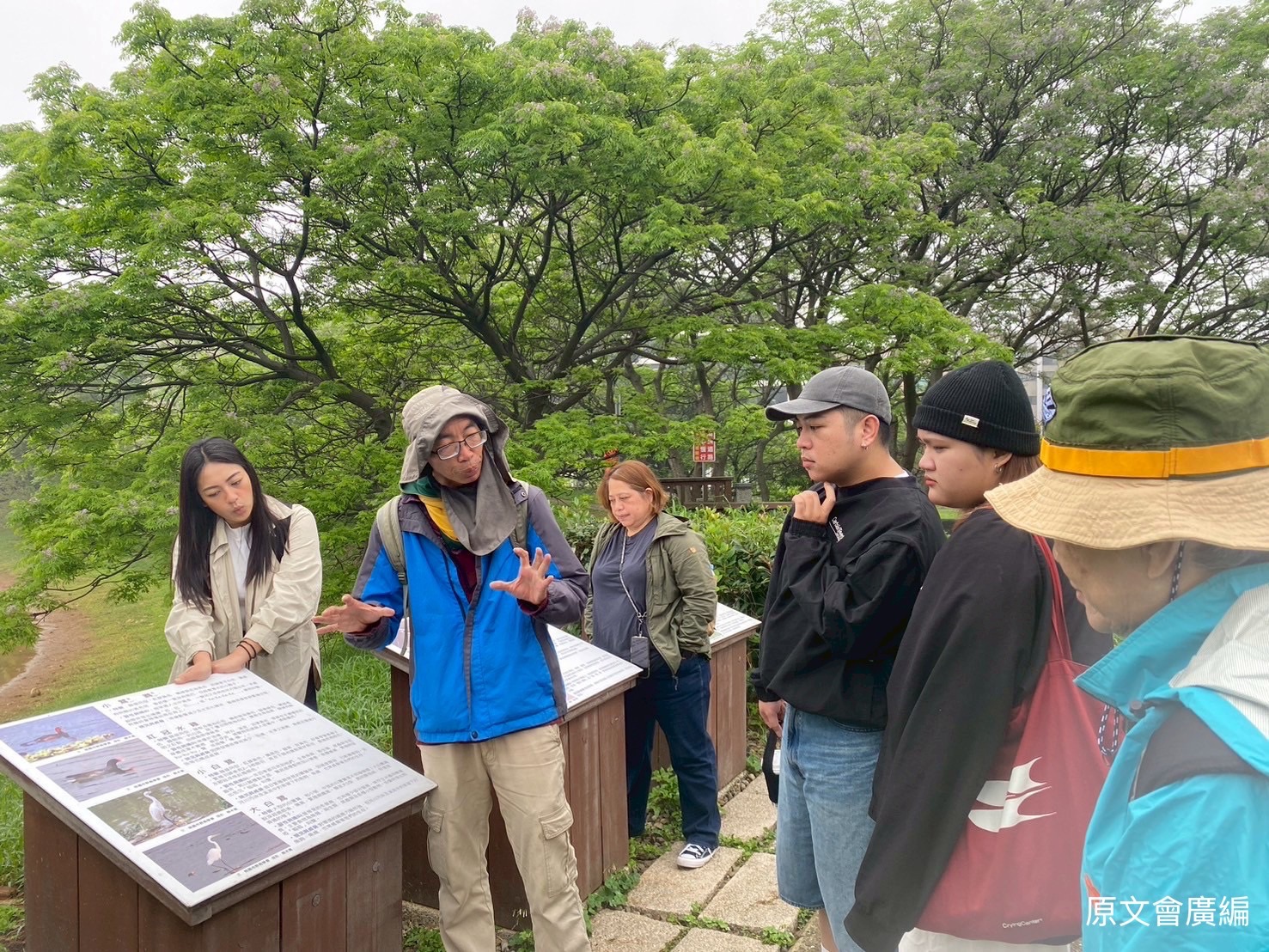 胡家瑜沿青塘園埤塘進行田野踏查，探索水文意象與在地文化的連結。（原文會提供）