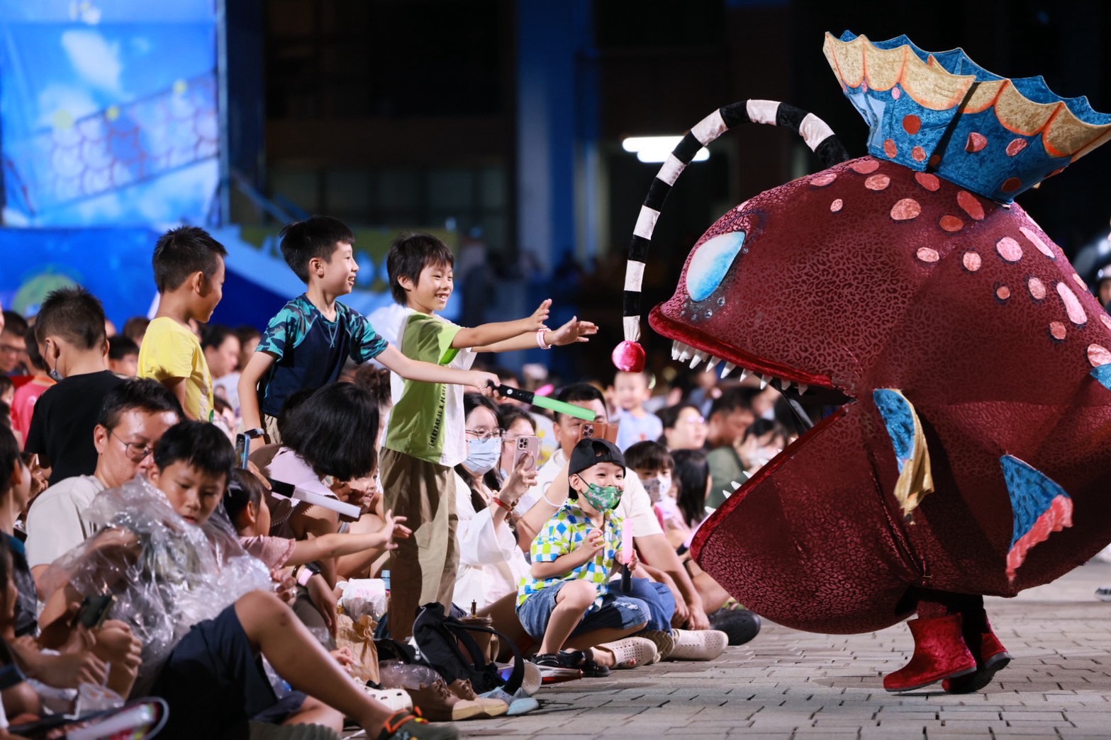  《燈怪》高雄首演吸引上萬名親子觀眾熱情參與，現場宛如大型演唱會。（紙風車劇團提供）