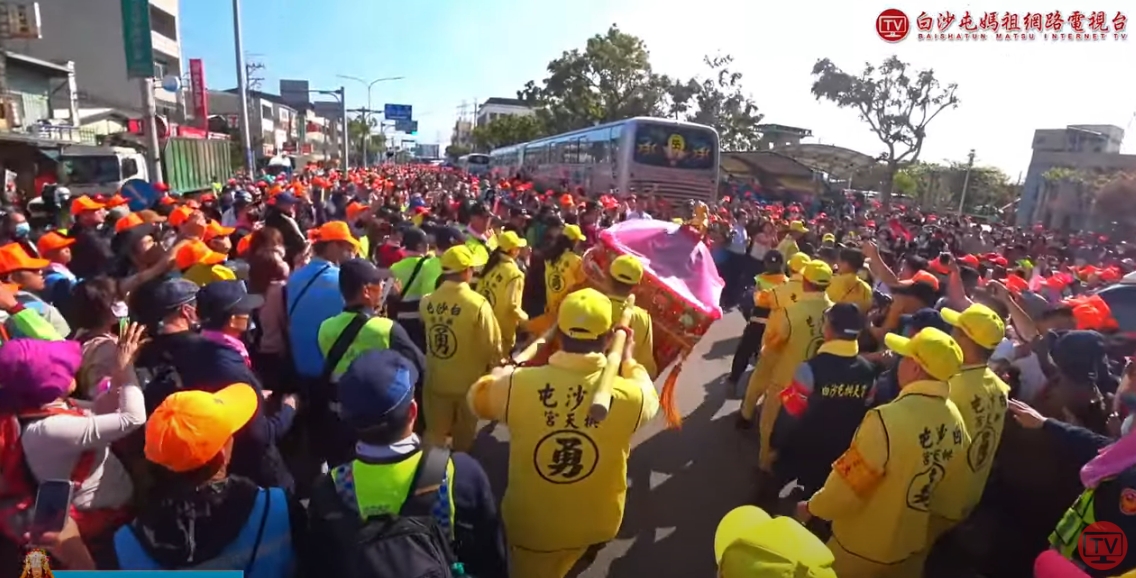 白沙屯媽祖見到傅崐萁、徐榛蔚夫妻倆後，神轎立刻右甩繞過，引起網路熱議。（翻攝自白沙屯媽祖網路電視台YT頻道）