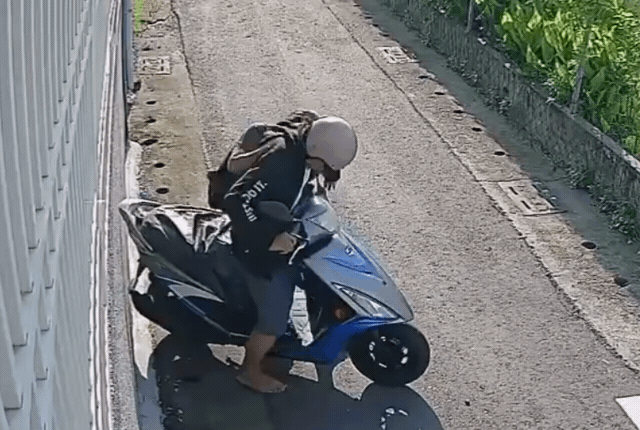 屏東一名78歲婦人遭遇飛車搶劫，她奮力抵抗、搶回包包，把歹徒打到落荒而逃。（翻攝畫面）