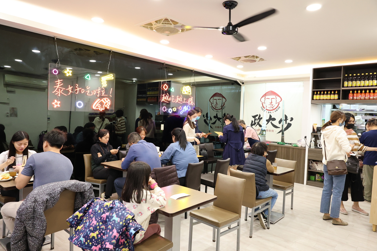 每到用餐時間，客人絡繹不絕的進來。