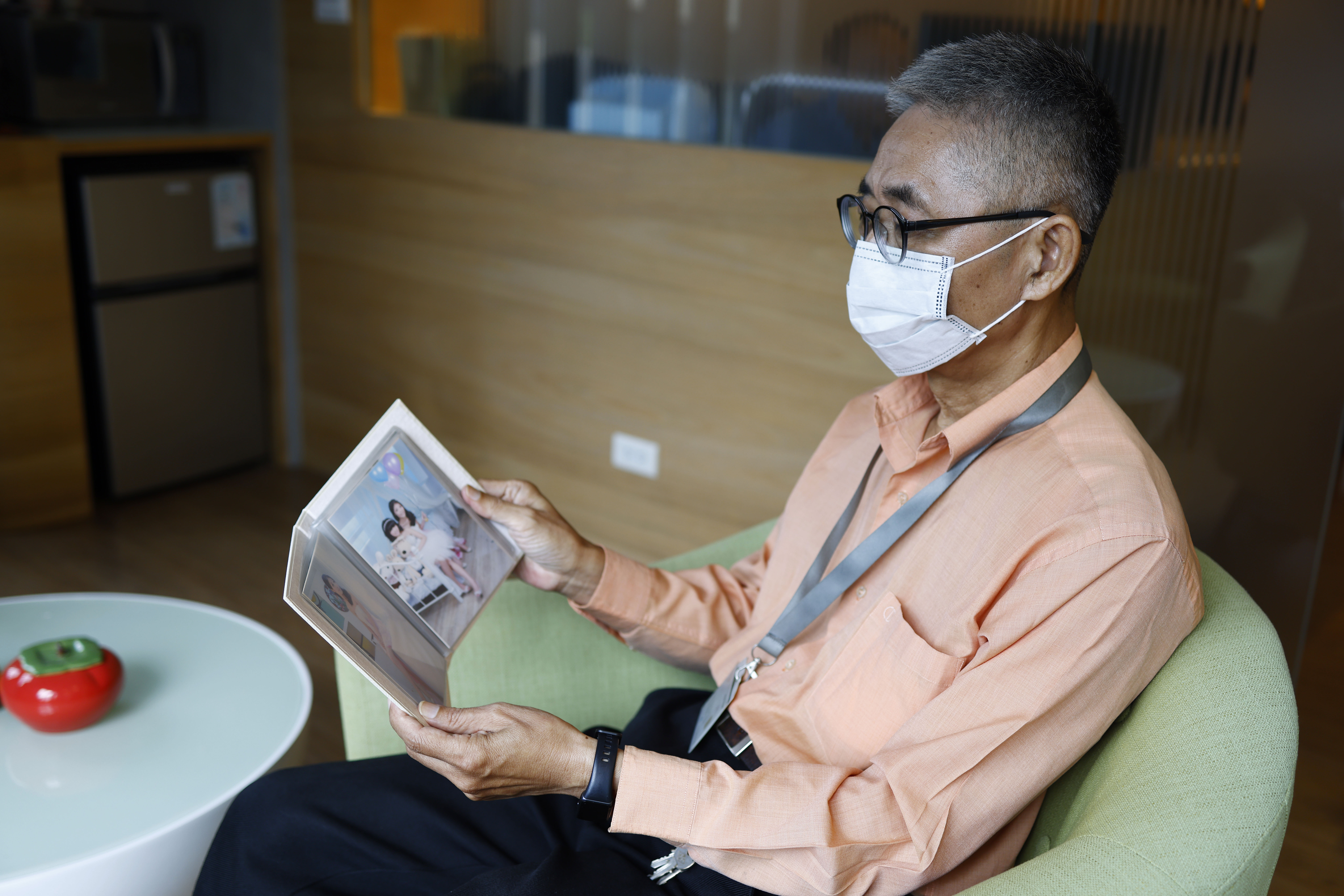 何父看著女兒生前照片，仍面露不捨。