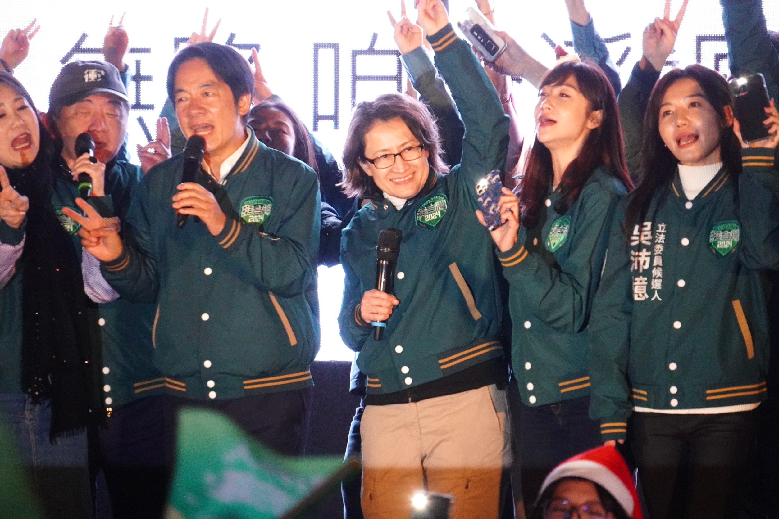 賴蕭配的支持穩定回升，再度站上40%大關。