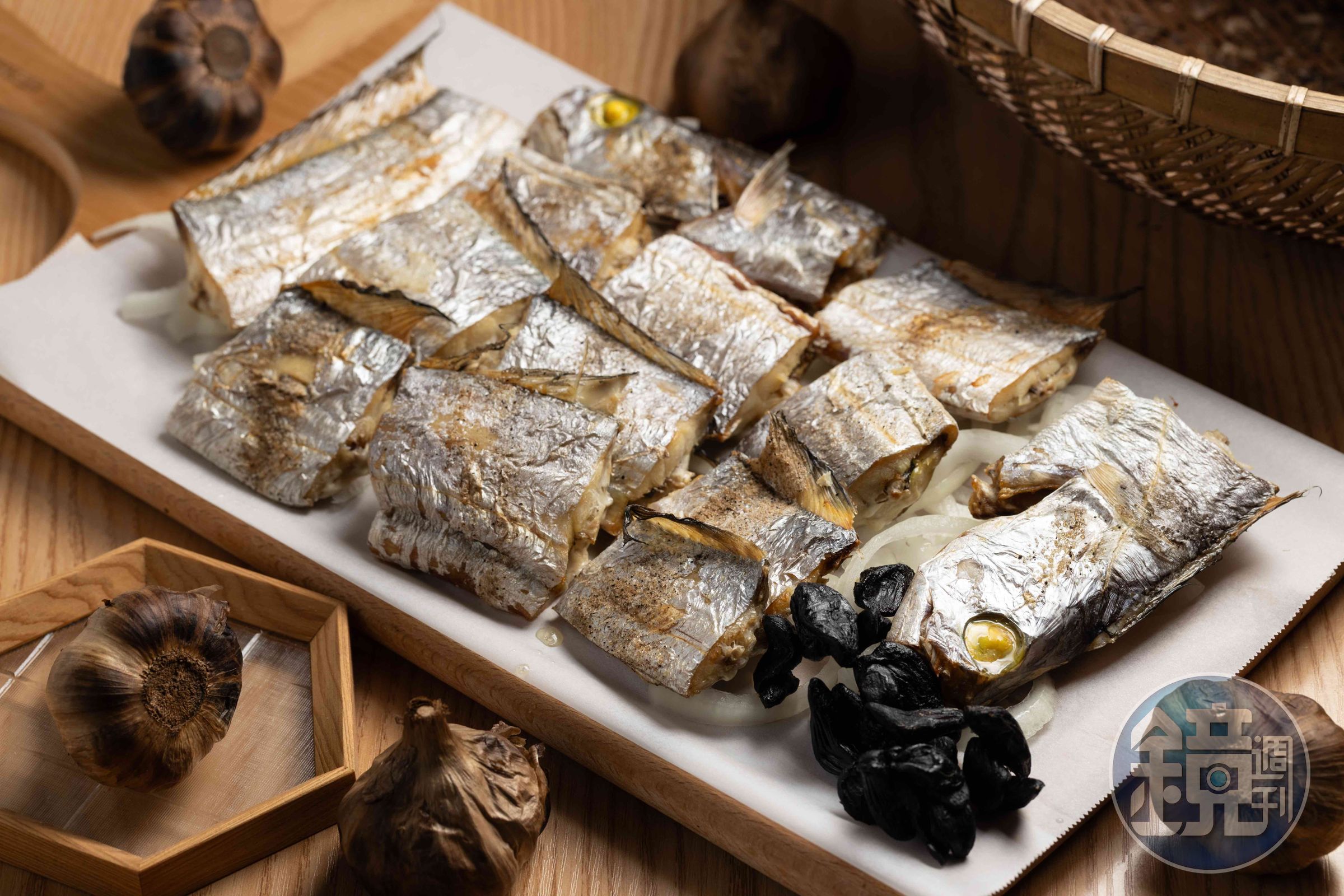 「鹽烤油帶魚」使用大武沿海特有魚種，油脂豐厚，搭配黑蒜頭一起吃更美味。（750元／條，依時價為準）