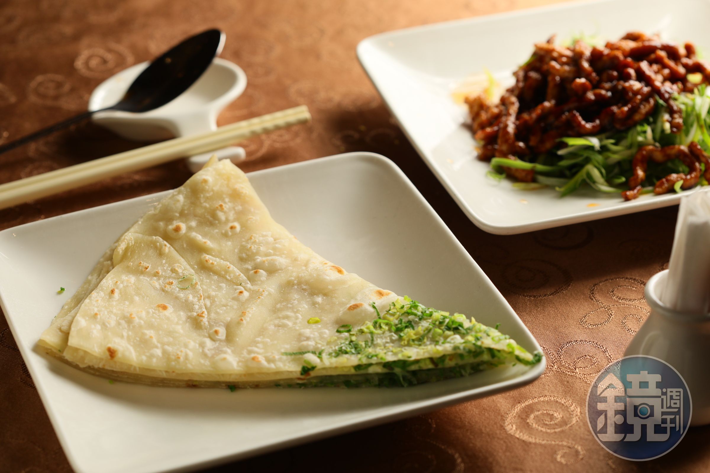 「蔥餅」（圖左，150元／份）麵香十足，包著「京醬肉絲」（圖右，340元／份），多了肉味和甜麵醬的鹹甘。