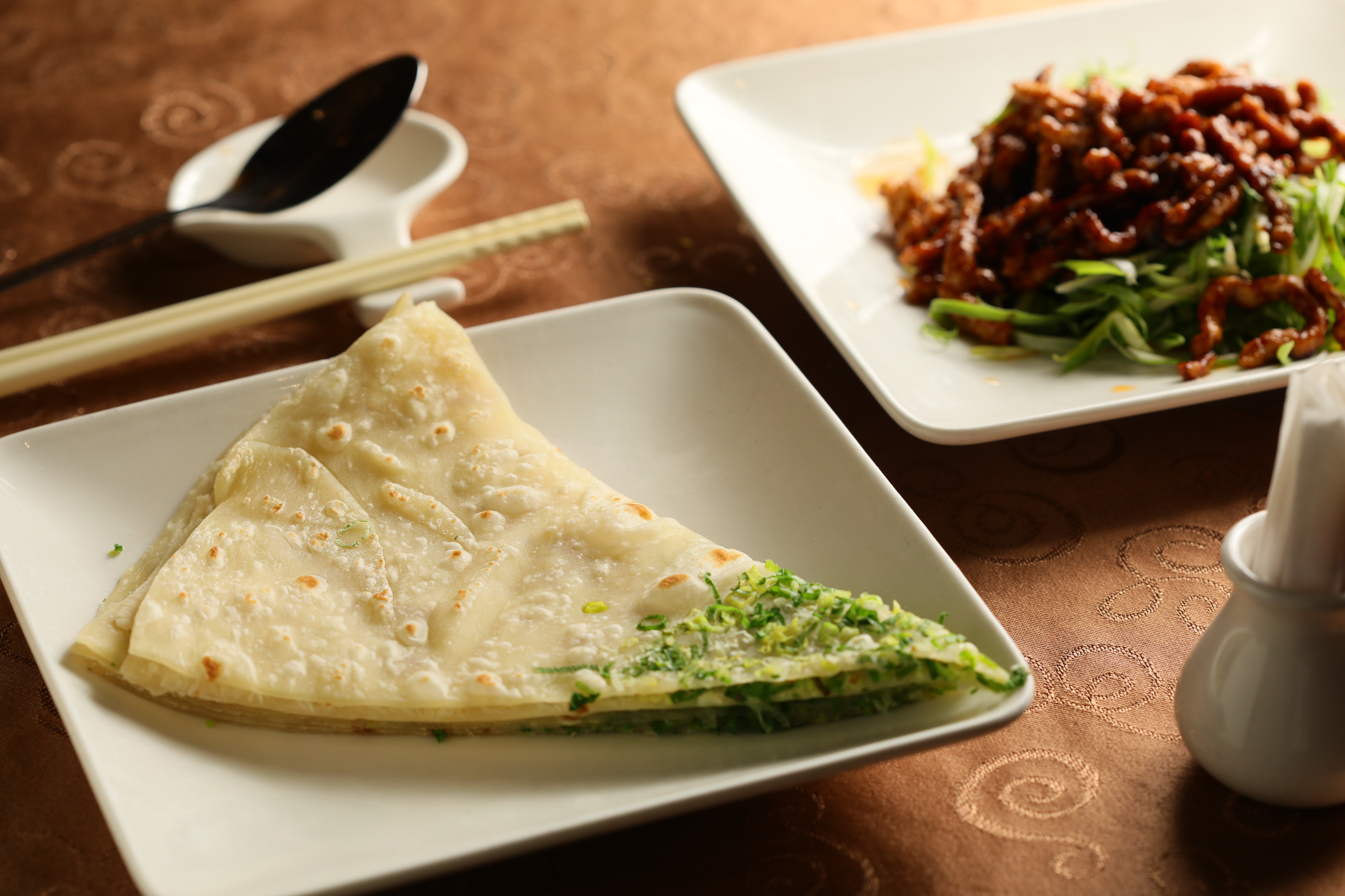 「蔥餅」（圖左，150元／份）麵香十足，包著「京醬肉絲」（圖右，340元／份），多了肉味和甜麵醬的鹹甘。