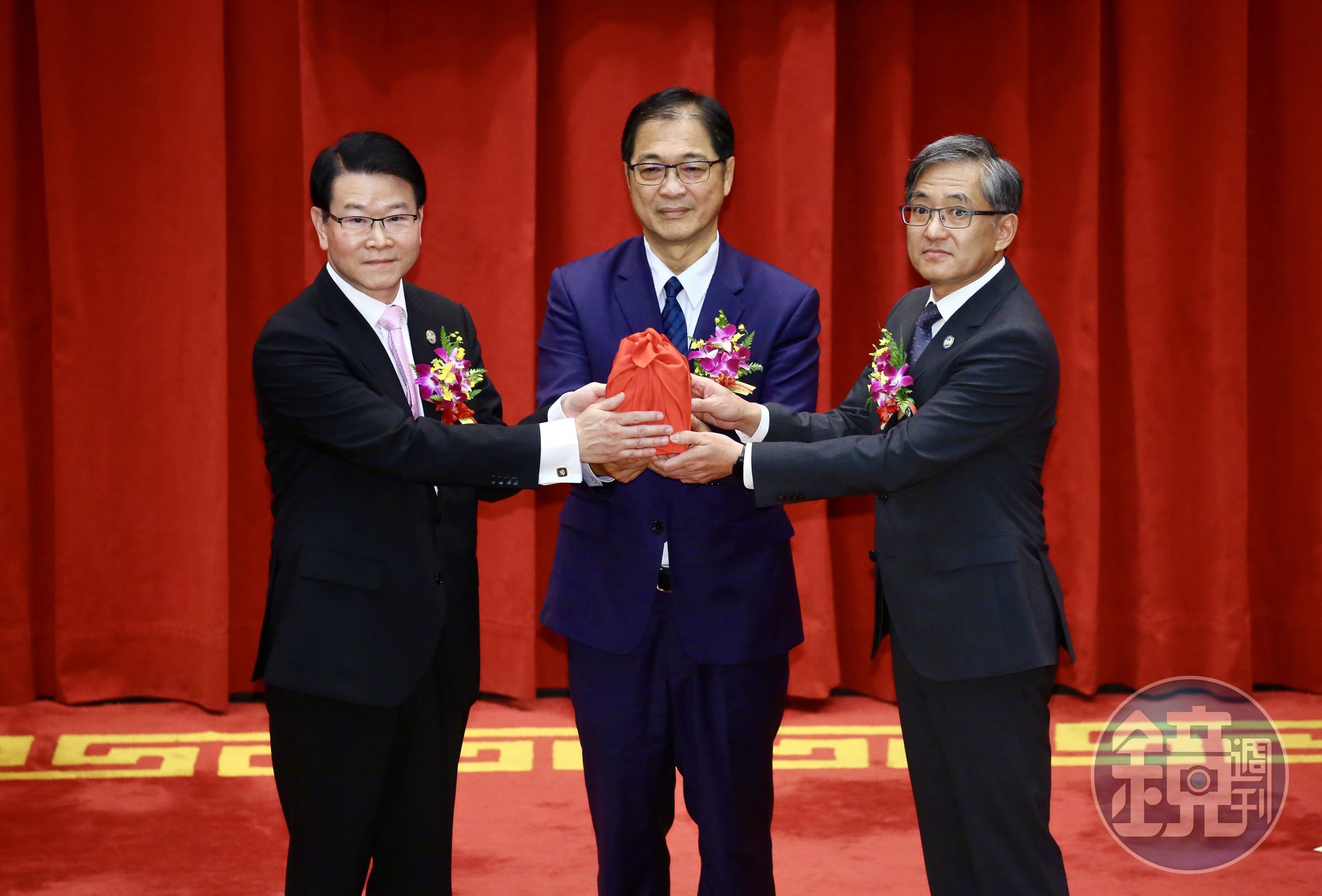 法務部調查局今舉辦新任局長交接暨宣誓典禮,右為新任局長陳白立。