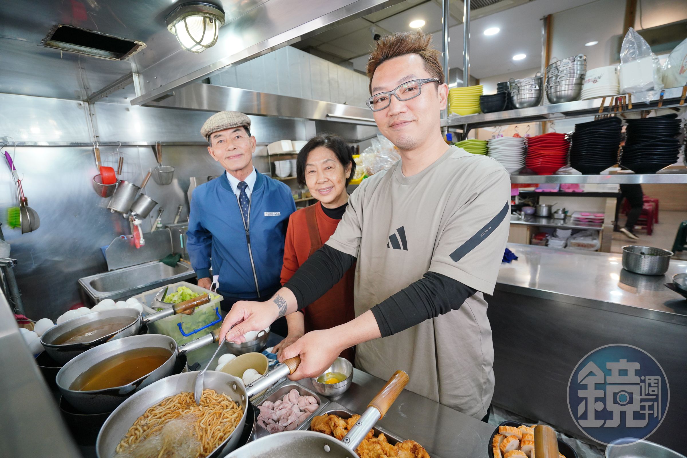 創立超過一甲子的民族鍋燒老店第3代李季達（中）已經接班，但第2代陳靖文（右）、李俊德（左）夫婦還是會到店幫忙。