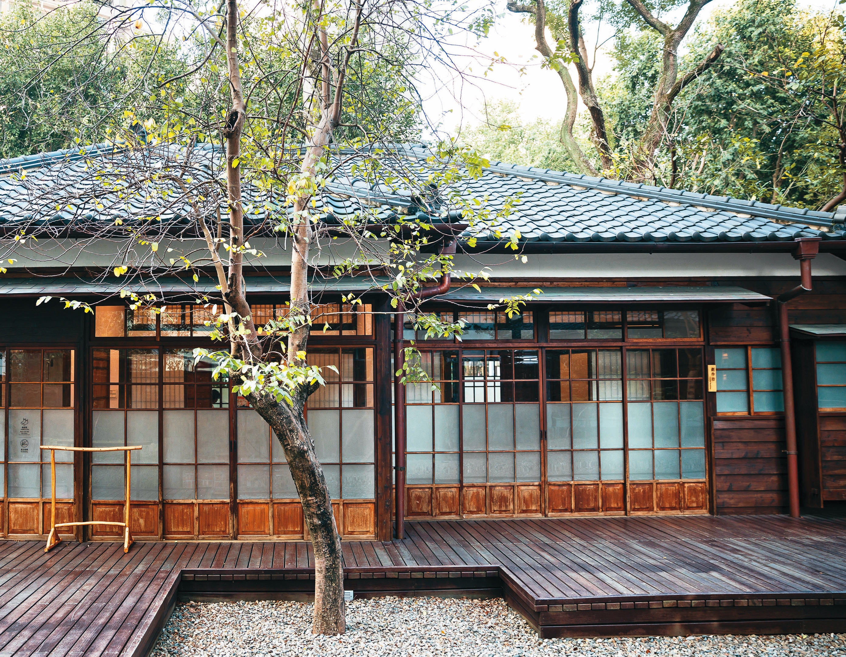 「臺灣文學基地」保留日本時代的房舍建築與庭園，讓人彷彿置身於不同時空。