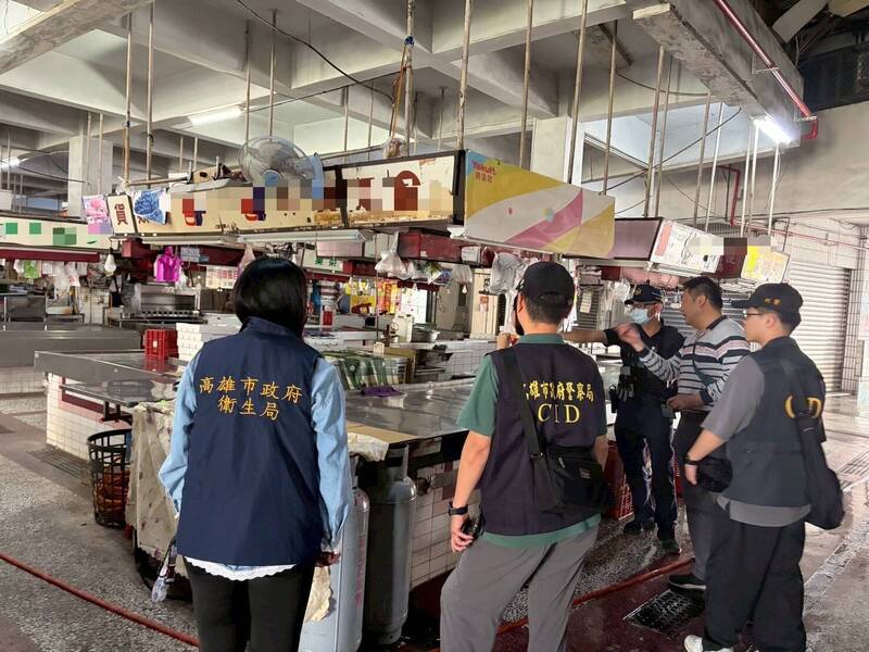 高雄市苓雅區正義市場內的春捲攤爆集體食物中毒案，通報就醫已累計157人。（高雄市衛生局提供）