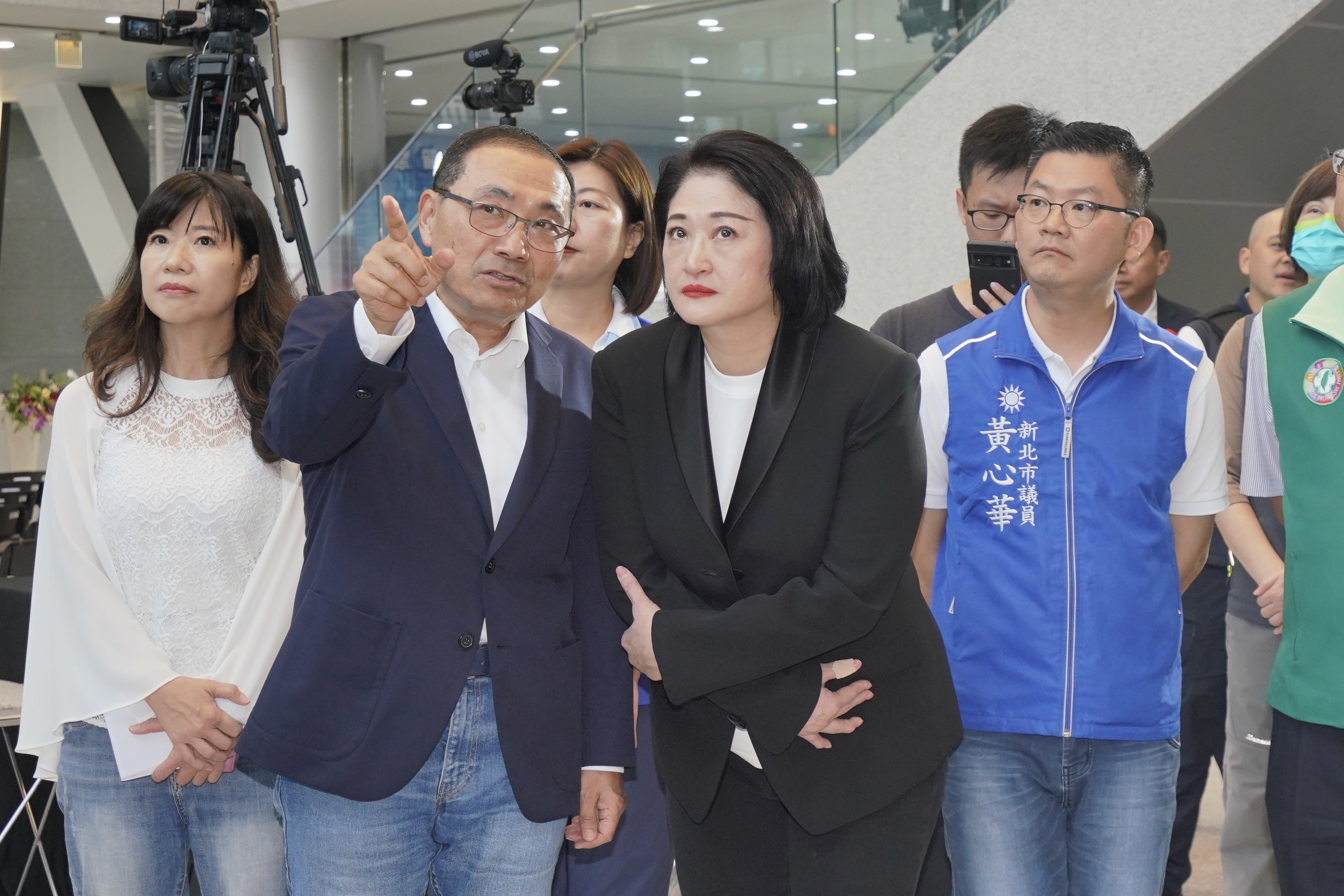 侯友宜（左2）參訪新北寶高智慧產業園區，嚴陳麗蓮（右2）親自接待。