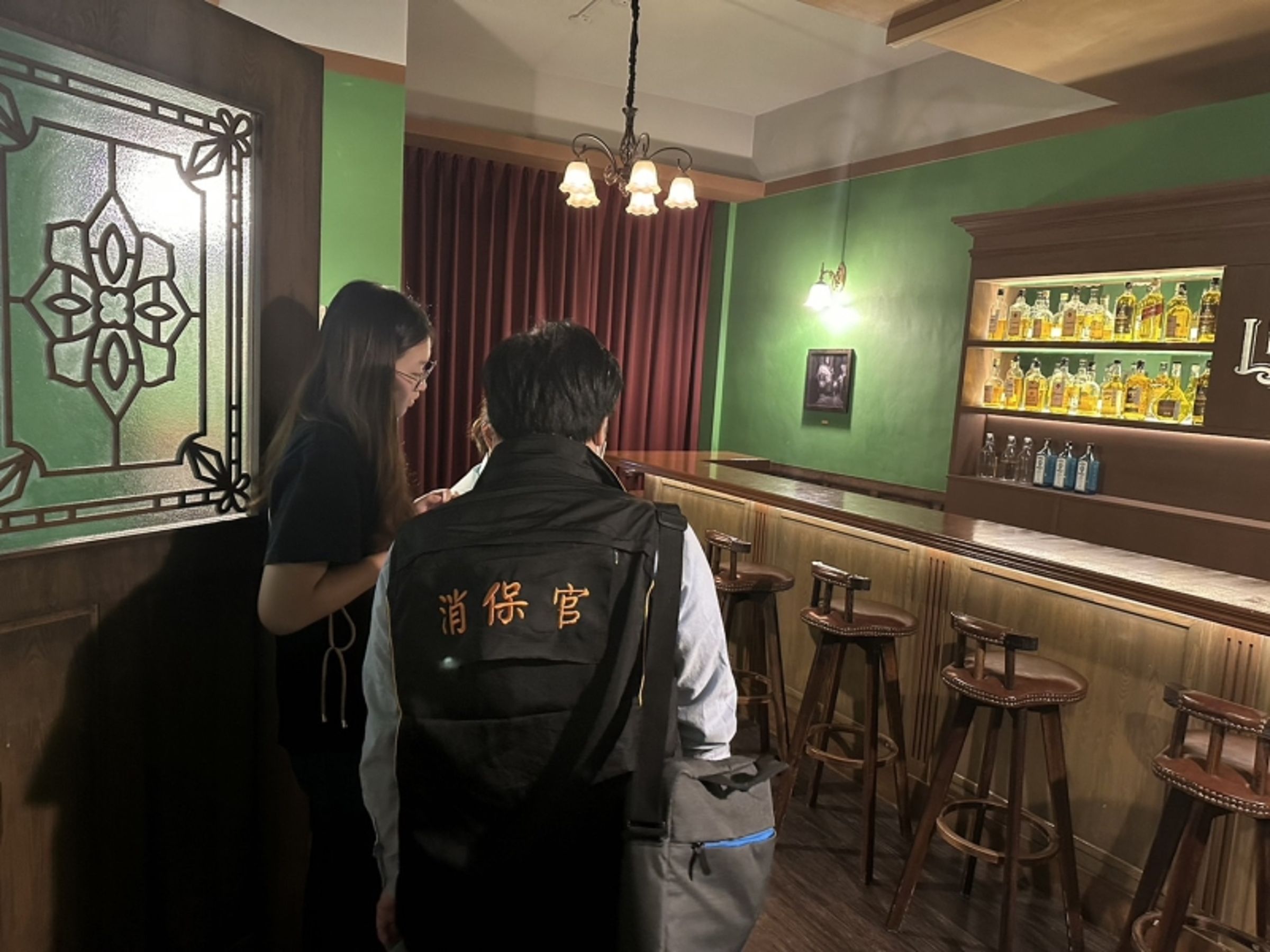消保官與業者確認規劃圖。(新北市法制局提供)