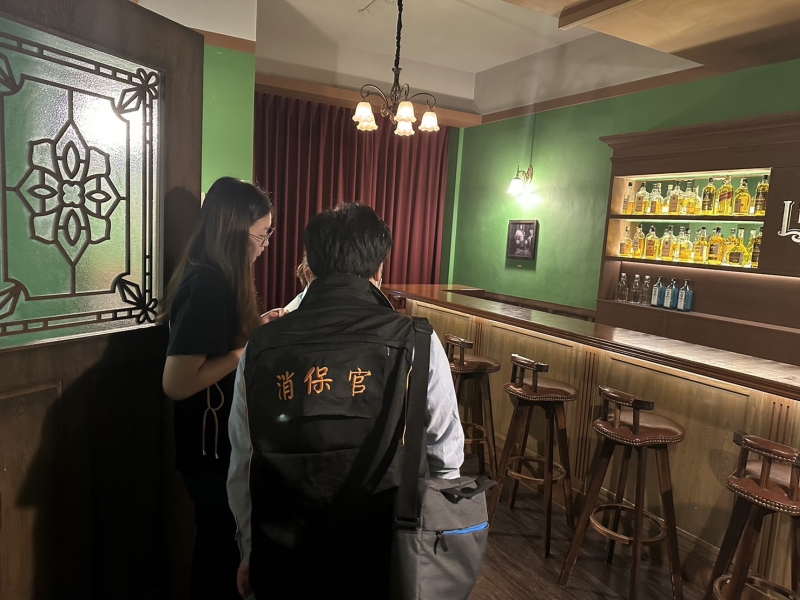 消保官與業者確認規劃圖。(新北市法制局提供)