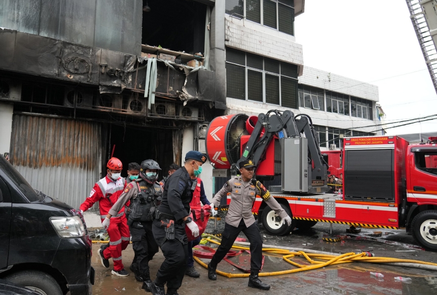 印尼雅加達市中心辦公大樓大火。（翻攝自X@rapid_reveal）