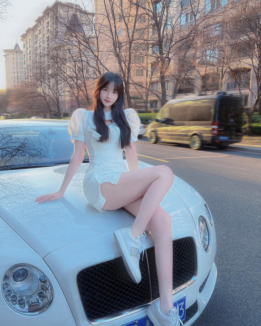 雖然藍心妍近年出入有跑車代步,卻遭網友嘲諷像網紅臉。(翻攝IG@crazybarbyleni.offical)