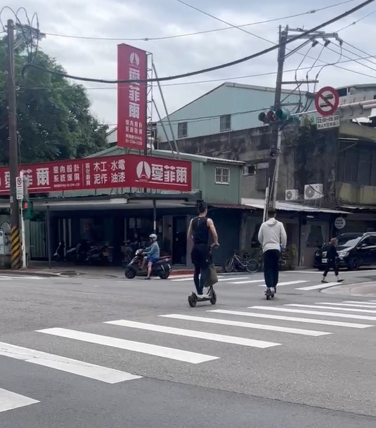 林書豪、林書緯穿越馬路時，有民眾正好在過斑馬線。（讀者提供）