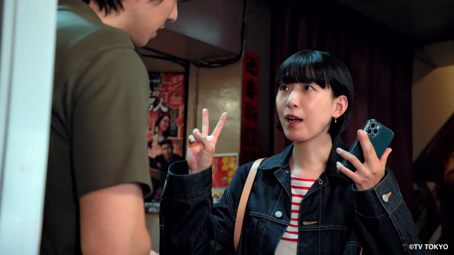 《獨活女子的守則4》中江口德子（右）和傅孟柏用簡單英文和日文溝通，更接受他的推薦到高雄吃海鮮粥。（Hami Video提供）
