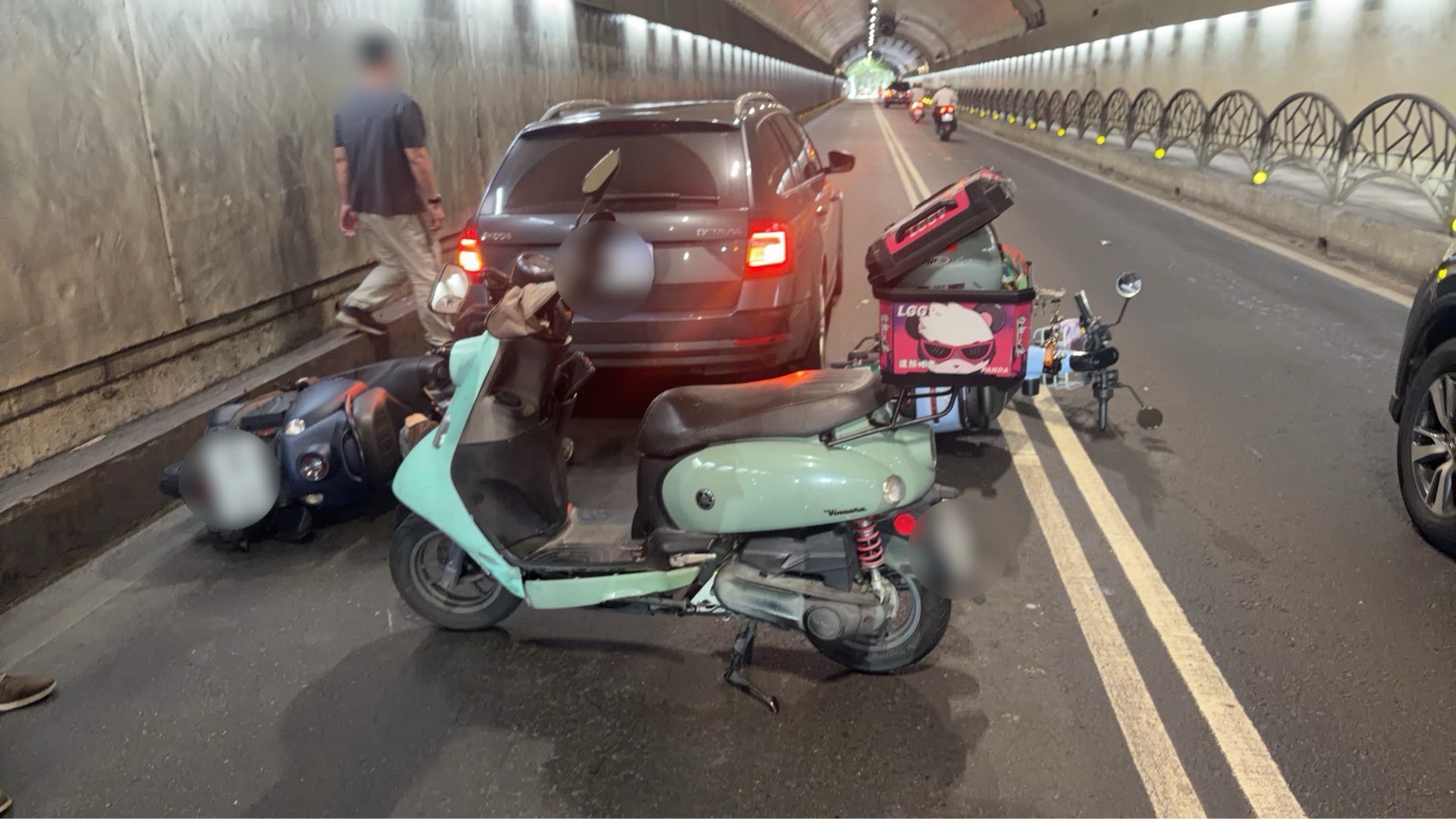 陳姓機車騎士因一時分心,在自強隧道內追撞2輛機車,造成4車連環撞。翻攝畫面