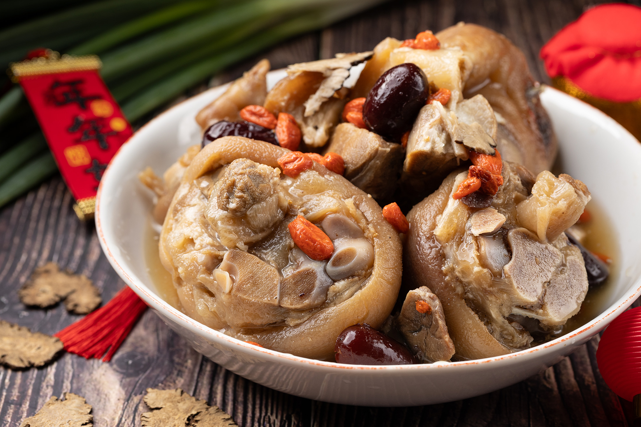 台中第五市場「丸東商號」每年推出的年菜料好實在，不僅深受在地人歡迎，也吸引不少外地遊客專程來買。
