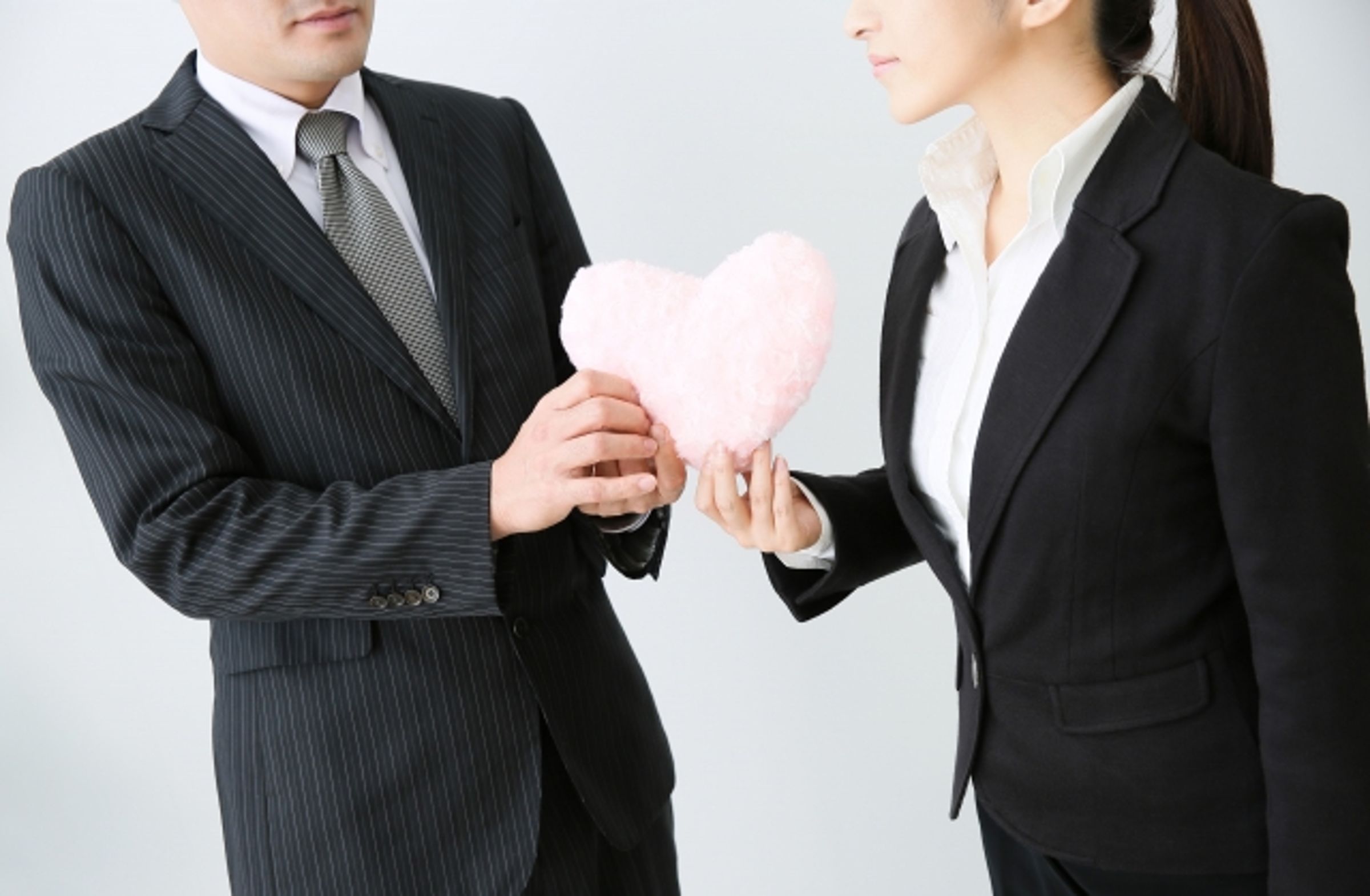 女特助剛到職便與總經理大談辦公室戀情,董事長怒當證人。