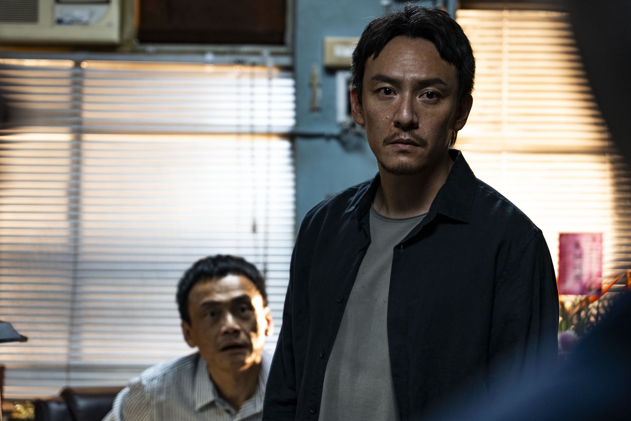 張震在《餘燼》中飾演警探，因為命案而往前追索到昔日事件。（金馬執委會提供）