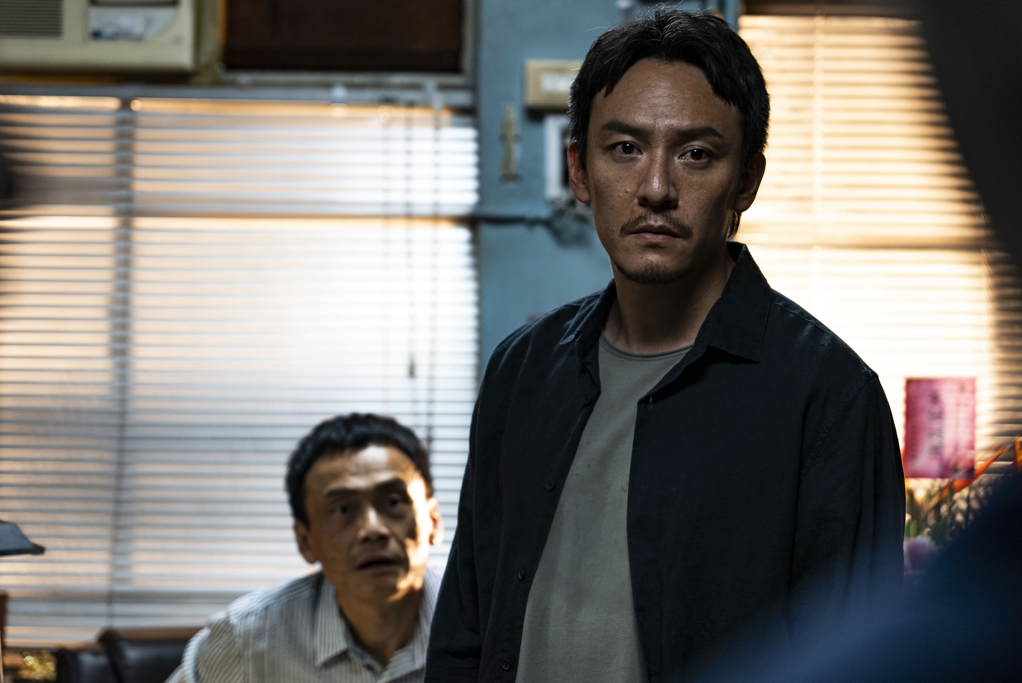 張震在《餘燼》中飾演警探，因為命案而往前追索到昔日事件。（金馬執委會提供）