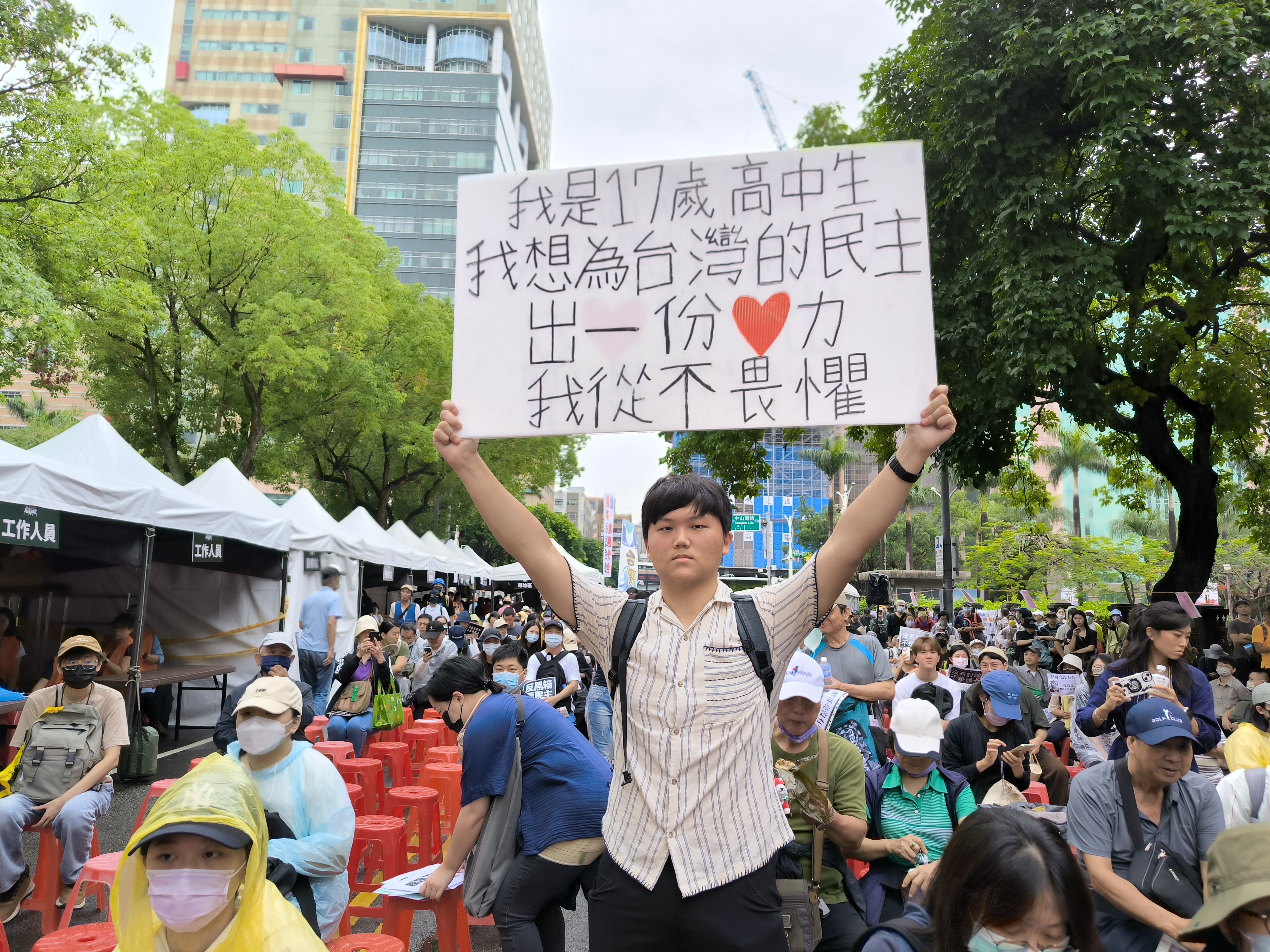 有許多民眾不滿藍白強行修法，自發性在立院外集結抗議。