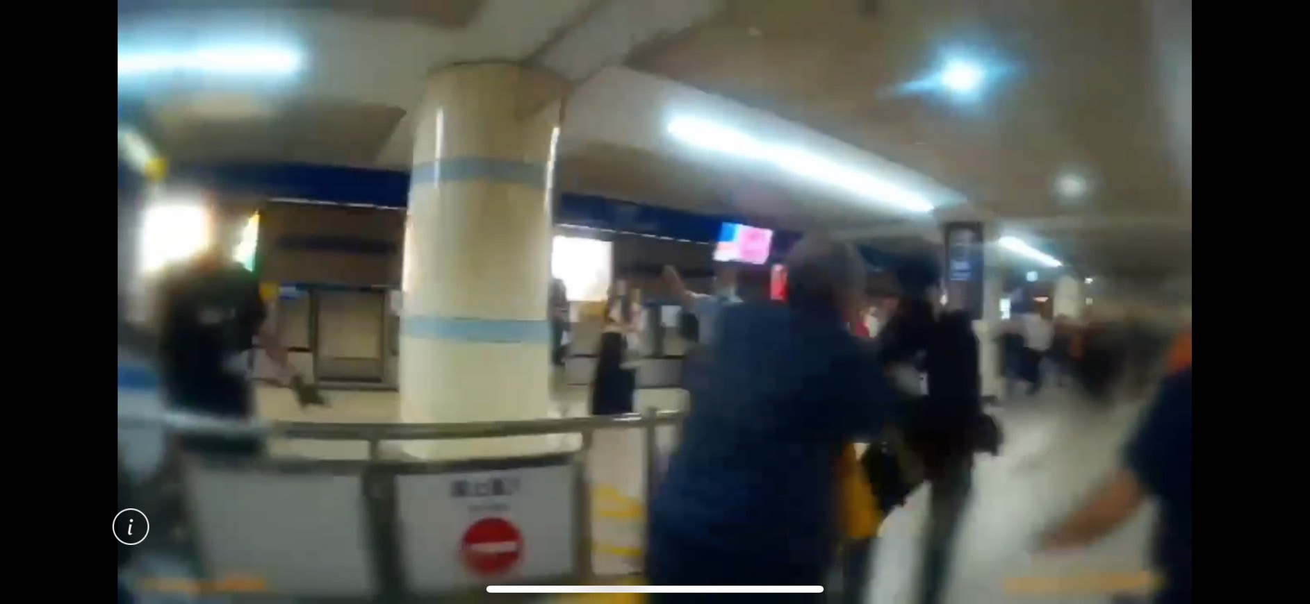 林男一度持刀向警方揮舞，警力隨即上前將他壓制逮捕。（翻攝畫面）