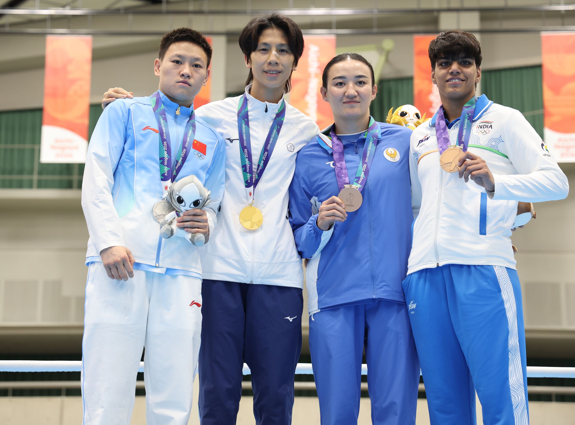 「台灣拳后」林郁婷在2026年名古屋亞運女子60公斤級金牌戰中，以5：0強勢擊退中國女將楊成宇，成功締造亞運二連霸。（代表團提供）