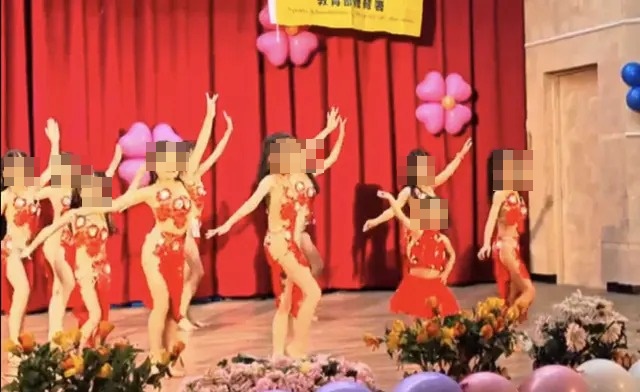 一名女網友貼出國小學童舞蹈比賽影片畫面，質疑服裝過於裸露且超齡。（翻攝自Dcard）