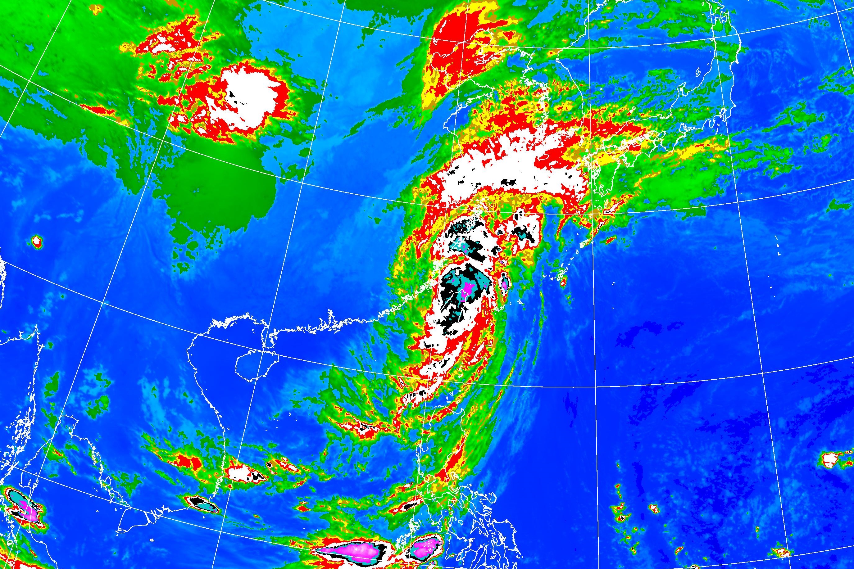 強颱康芮侵台，連江縣明天停班課，23地區15校續放颱風假。（氣象署提供）