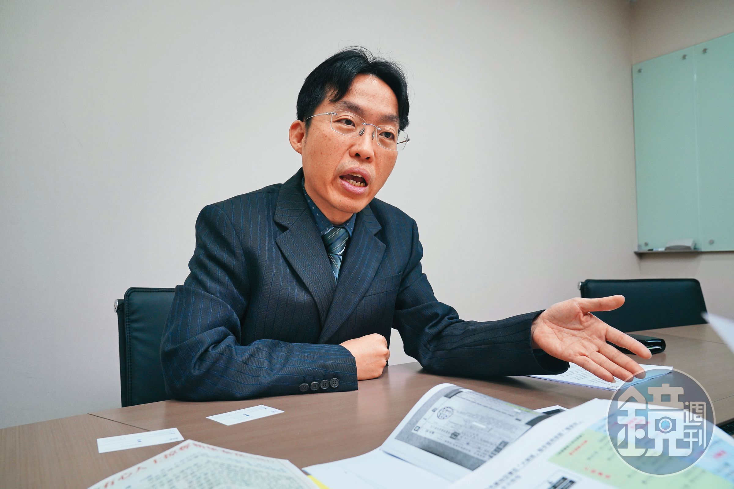 新華泰富大股東郭明昌怒控,前經營團隊涉嫌掏空、洗錢,揚言要拿下公司經營權、全面改組董事會。