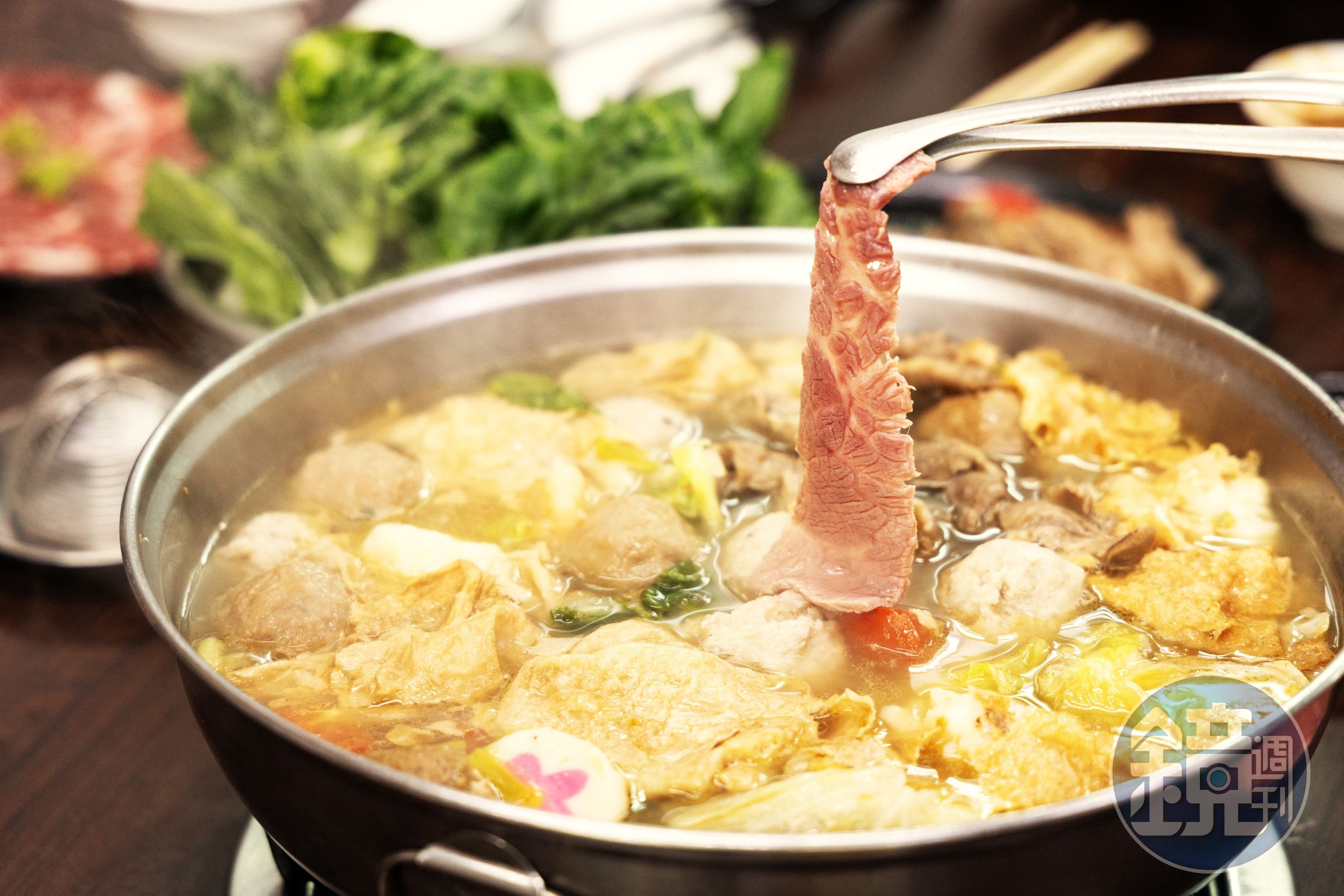 天天的湯頭以扁魚酥和黑豬肉大骨熬製，涮什麼都好吃。（湯底費50元／人）