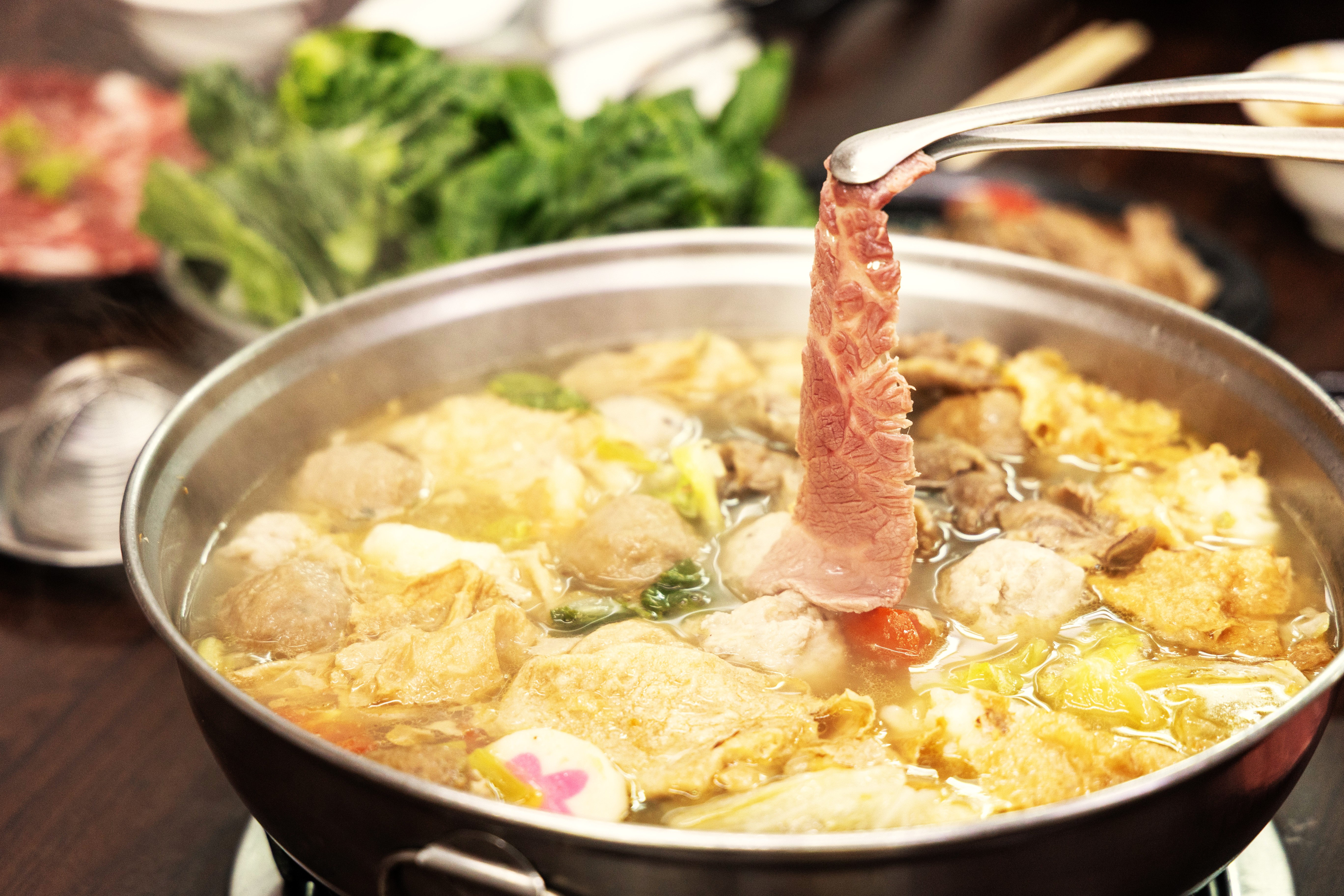 天天的湯頭以扁魚酥和黑豬肉大骨熬製，涮什麼都好吃。（湯底費50元／人）