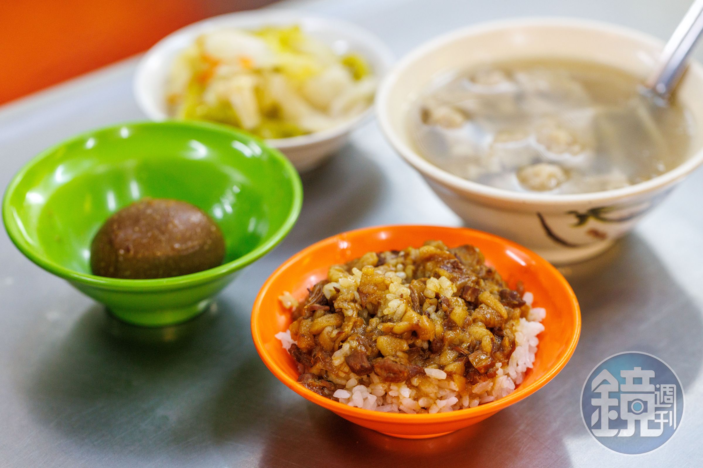 「滷肉飯」（前，25元／碗）、「肉焿」（右後，50元／碗）、「滷鴨蛋」（左前，20元／個）加「高麗菜」（後，20元／份）就是天一香的豪華全餐，現在沒有筍絲只有高麗菜。