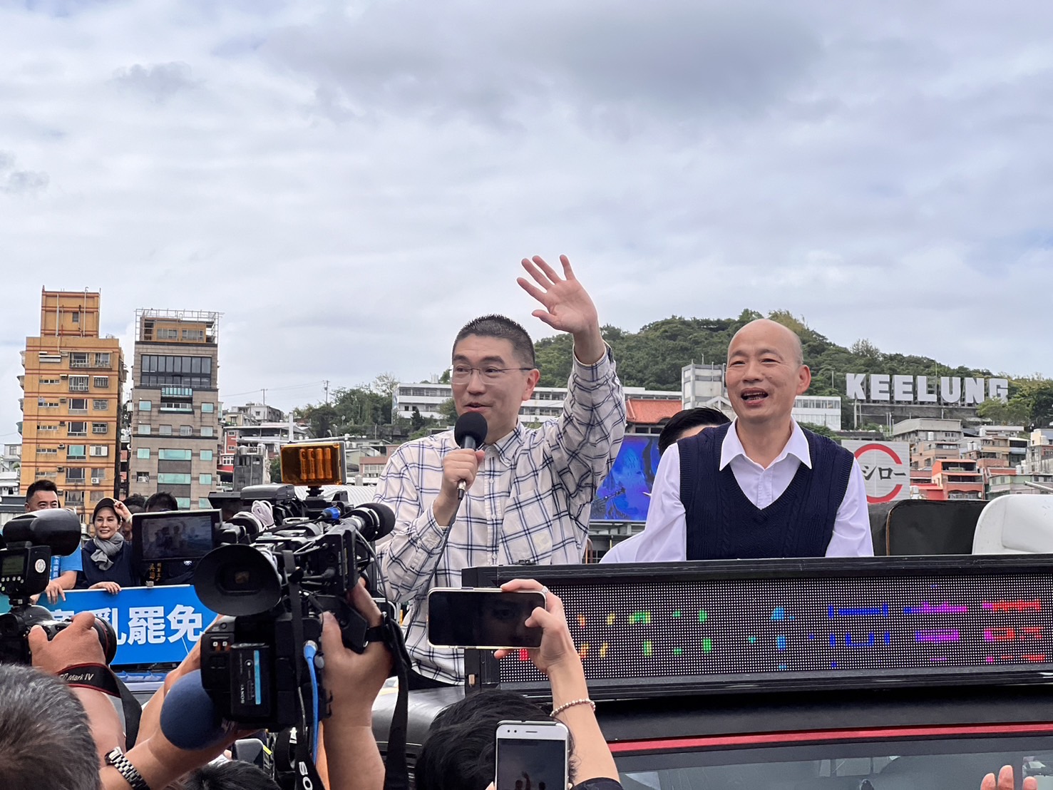 韓國瑜今午親赴基隆,陪同謝國樑掃街拜票。