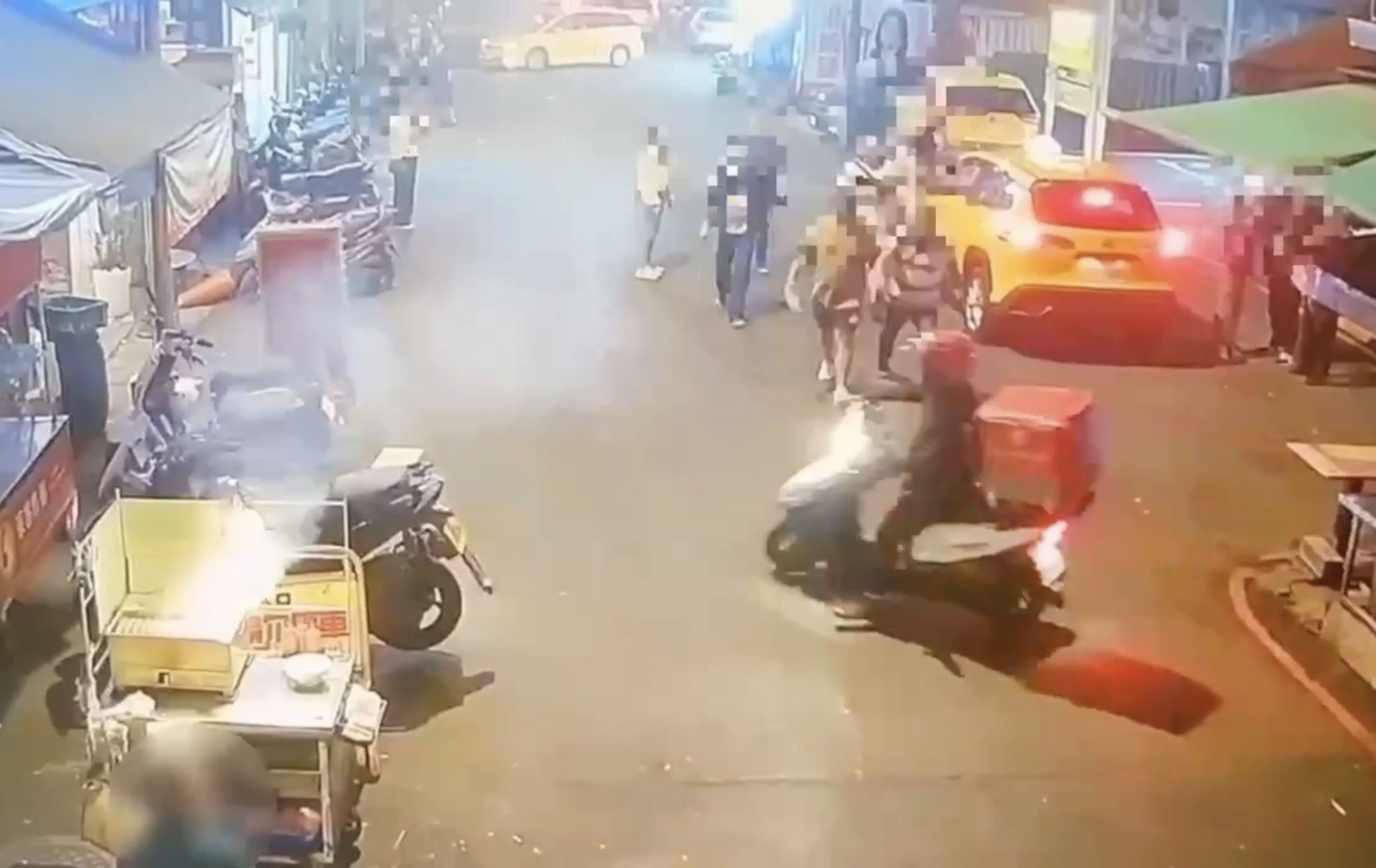 吳姓外送本欲騎車離開,卻被4人追上前拉下機車圍毆。翻攝畫面