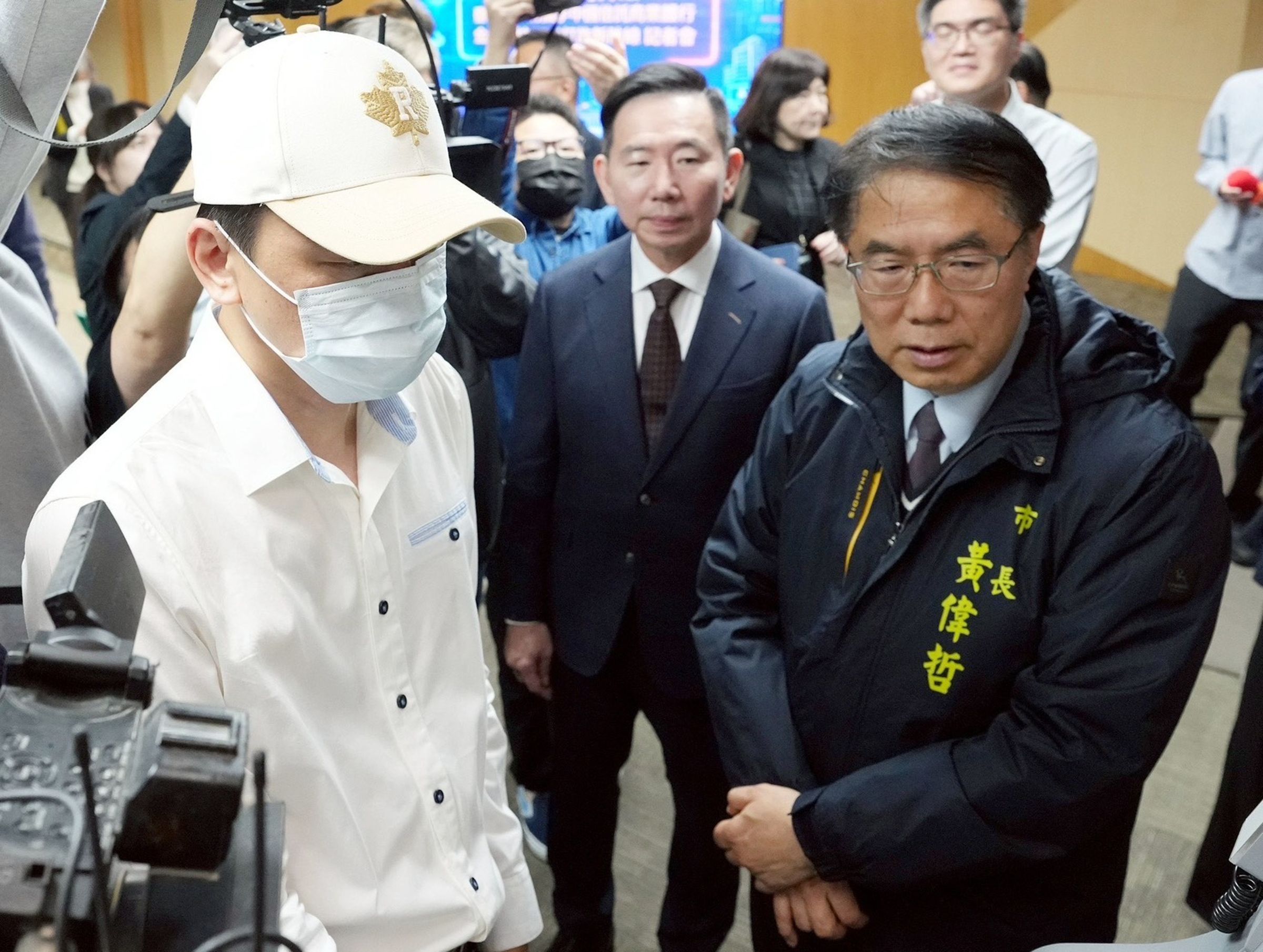 :台南市市長黃偉哲(右)在中信銀行總經理楊銘祥(中)陪同下,體驗中信銀行AI防詐ATM及通報機制。(中信銀提供)