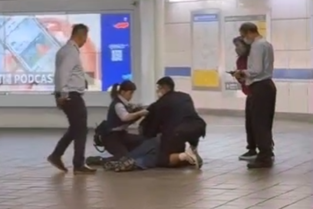 遇到類似北車隨機攻擊事件，該怎麼保命和傷者止血，醫師學會提出3原則和3步驟。（翻攝畫面）