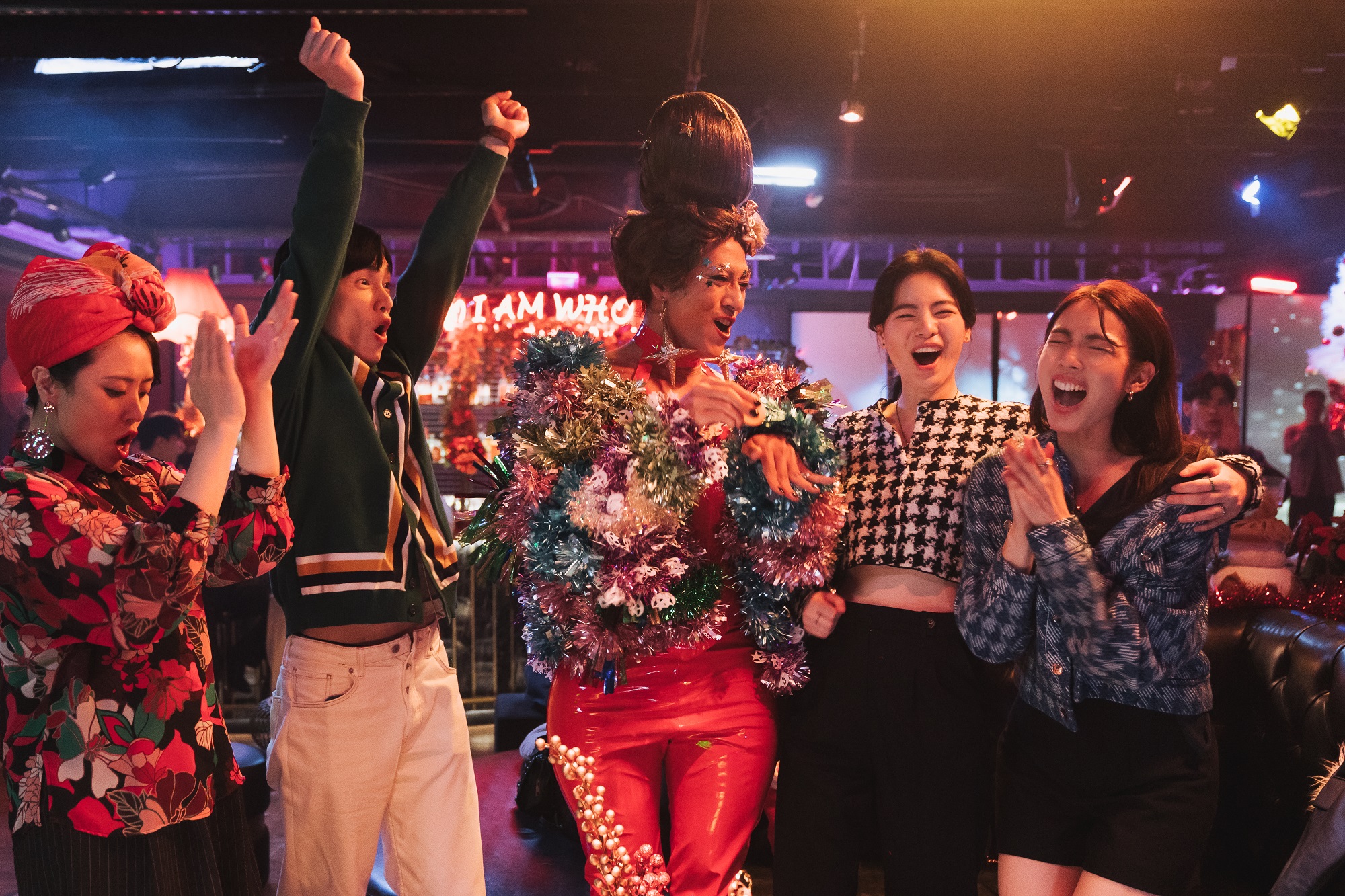 《妮波自由式》為莊凱勛（中）量身打造許多華麗造型。（紅杉娛樂提供）