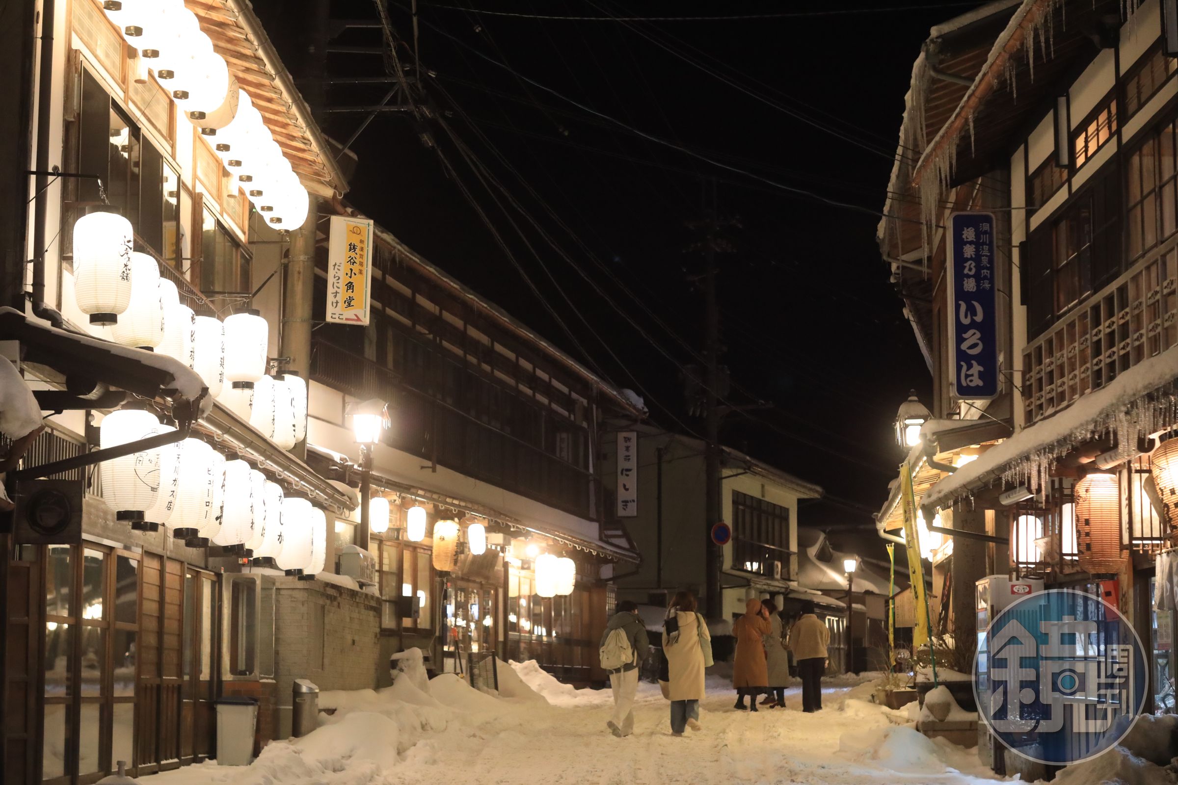 洞川的溫泉街雖不長,但有伴手禮店、咖啡廳、酒吧,還能買到當地特有的草本丸「蛇羅尼助丸」。
