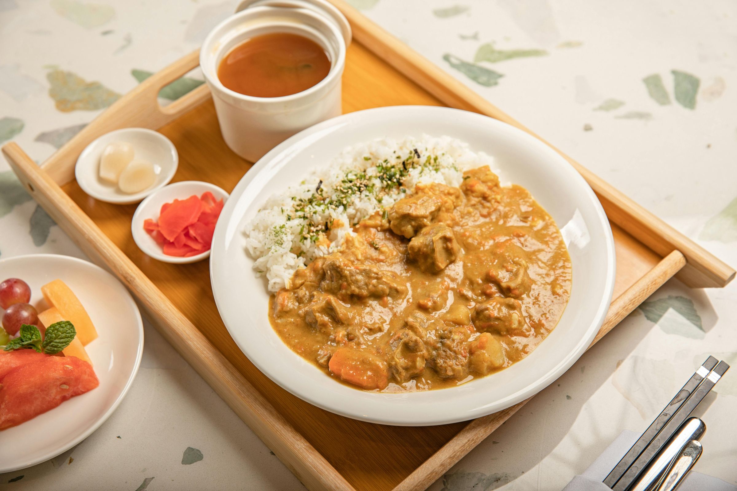 日本咖哩飯是家家戶戶從小吃到大的國民美食。(pexels提供)