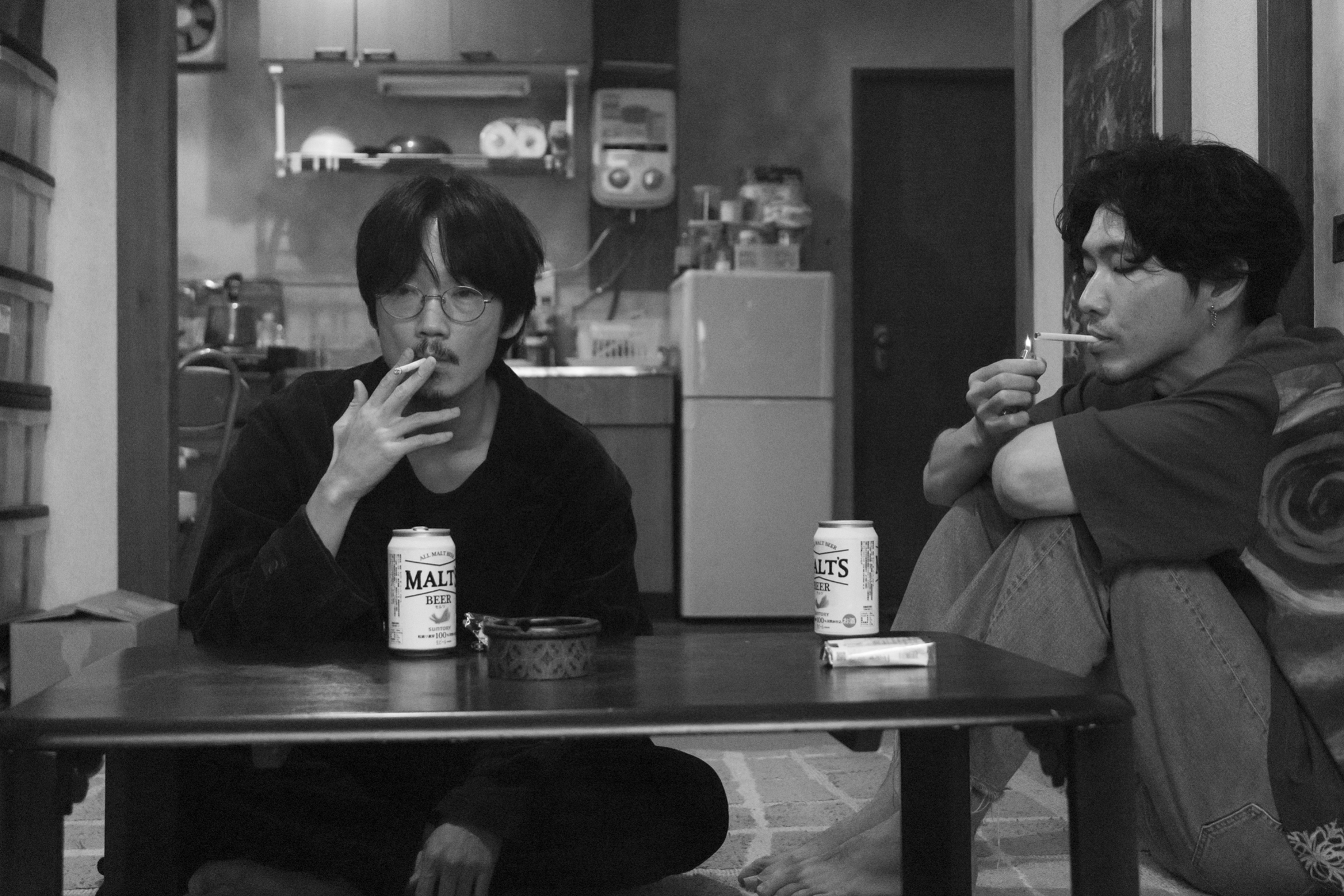 綾野剛(左)與柄本佑(右)過去雖合作過兩部作品,但《花腐》是首部有對戲且互動最多的作品。(中影國際提供)