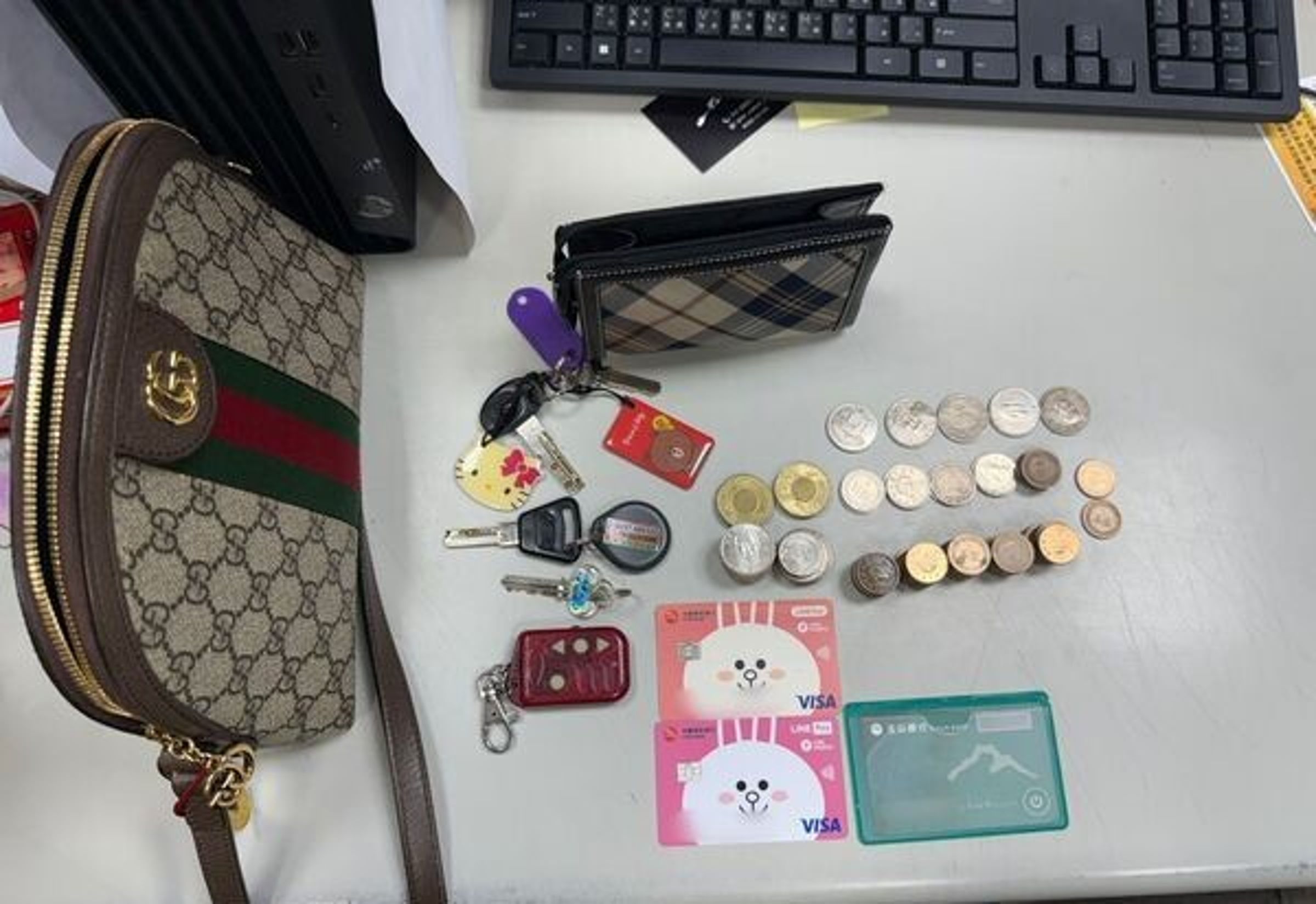 孫生母親今在淡水老街涉嫌竊盜，遭警方帶回派出所製作筆錄。（翻攝畫面）