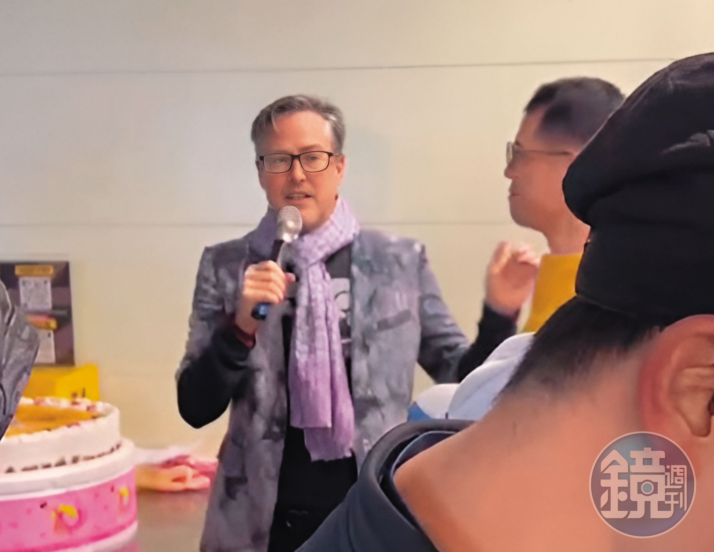 夏克立(左)表示自己是幫參與這次立委選戰的友人陳泰源(右)慶生,並當場獻上祝福。(讀者提供)
