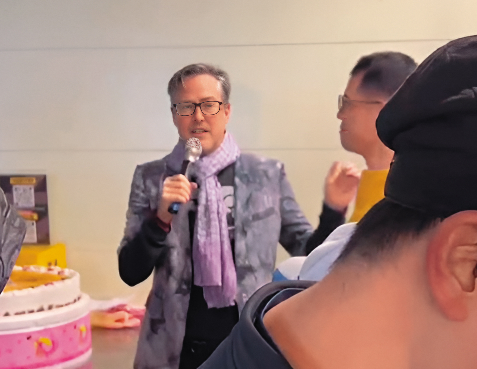 夏克立（左）表示自己是幫參與這次立委選戰的友人陳泰源（右）慶生，並當場獻上祝福。（讀者提供）