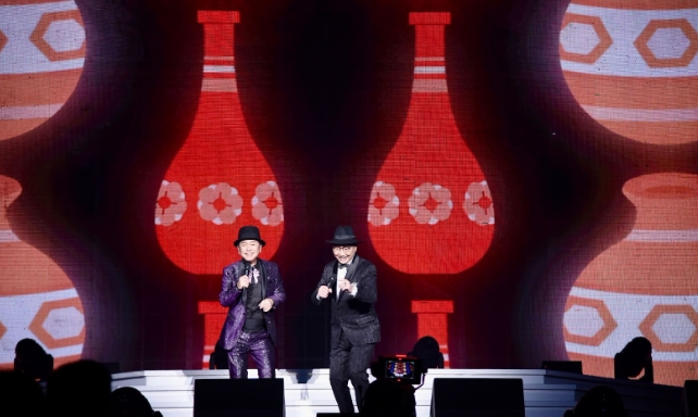 資深藝人黃西田(左)與康弘(右)在藍寶石舞台演出精彩短劇,此次也接受紀錄片訪問。(高流提供)