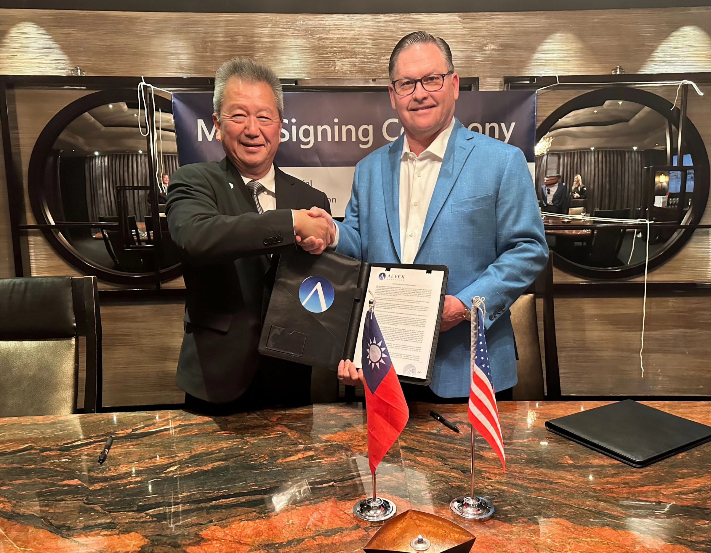 漢翔(左為董事長胡開宏)與美國AEVEX Aerospace(右為執行長Brian Raduenz)公司簽署合作備忘錄,宣告漢翔進入與國際合作之無人載具領域。(漢翔提供)