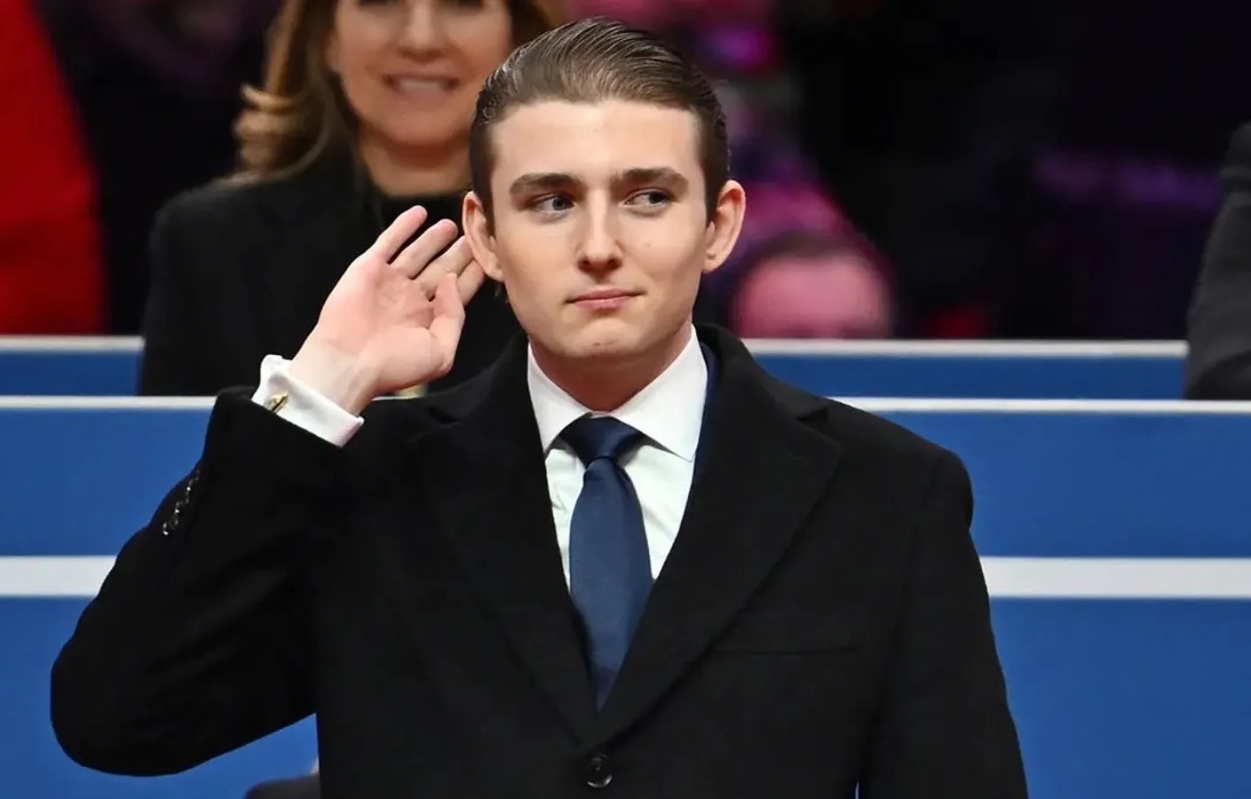 巴倫擁有帥氣外型和205公分身高，在老爸競選期間獻策，幫忙吸引Z世代選票。（翻攝X@PopBase）