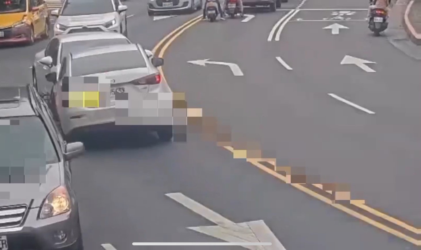 肇事駕駛昨午行經辛亥路四段,不明原因逆向撞到對向車道車輛。(翻攝畫面)